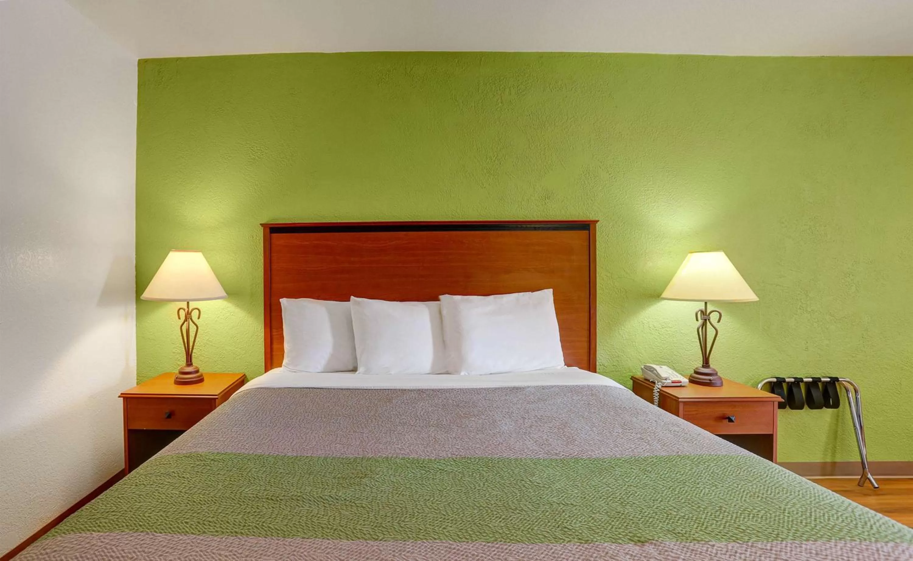 Deluxe King Room - Non-Smoking in Econo Lodge Sonora