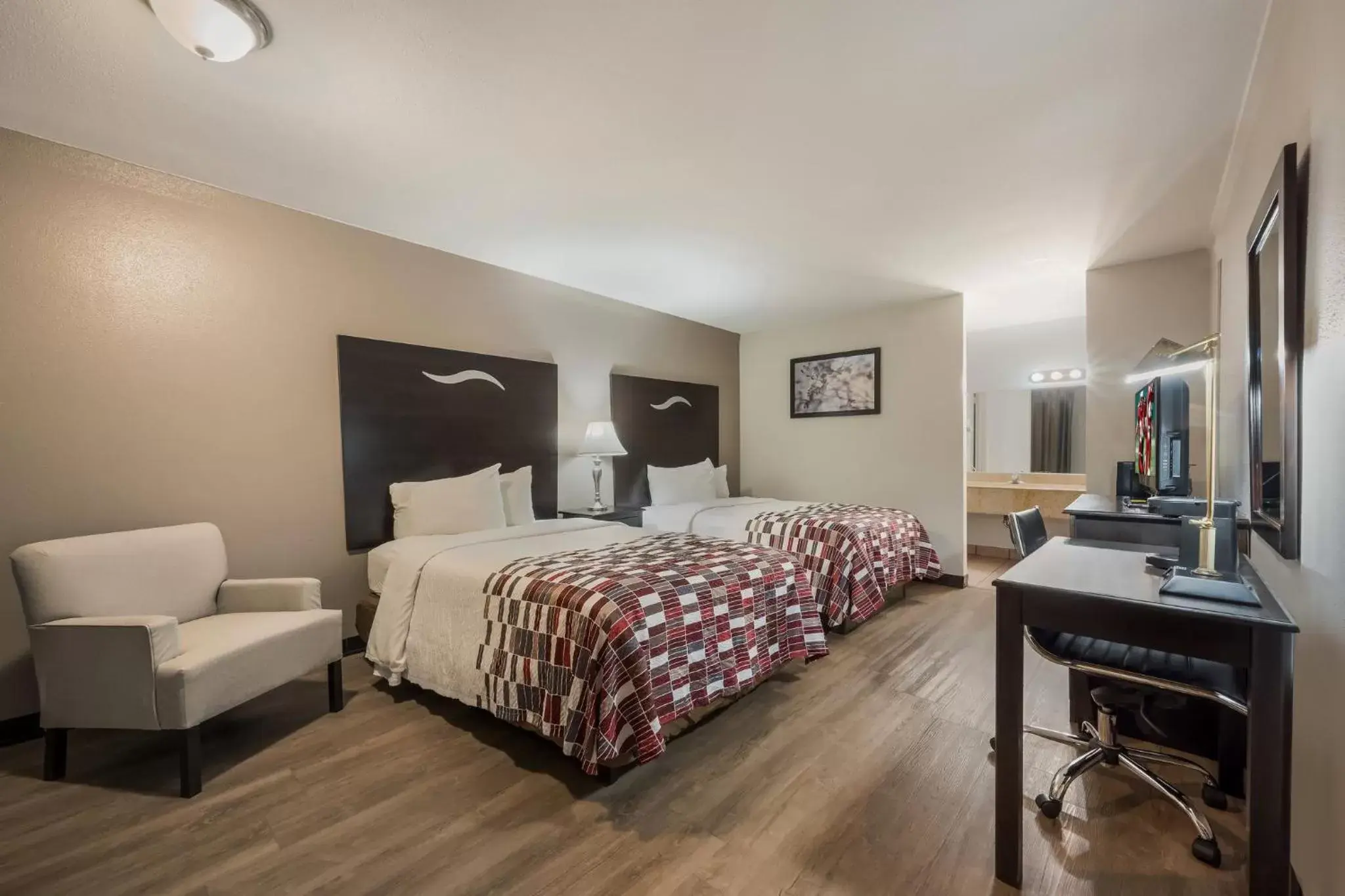 Deluxe Room with Two Double Beds Disability Access Roll-in Shower Non-Smoking in Red Roof Inn College Station Deluxe Room with Two Double Beds Disability Access Roll-in Shower Non-Smoking in Red Roof Inn College Station