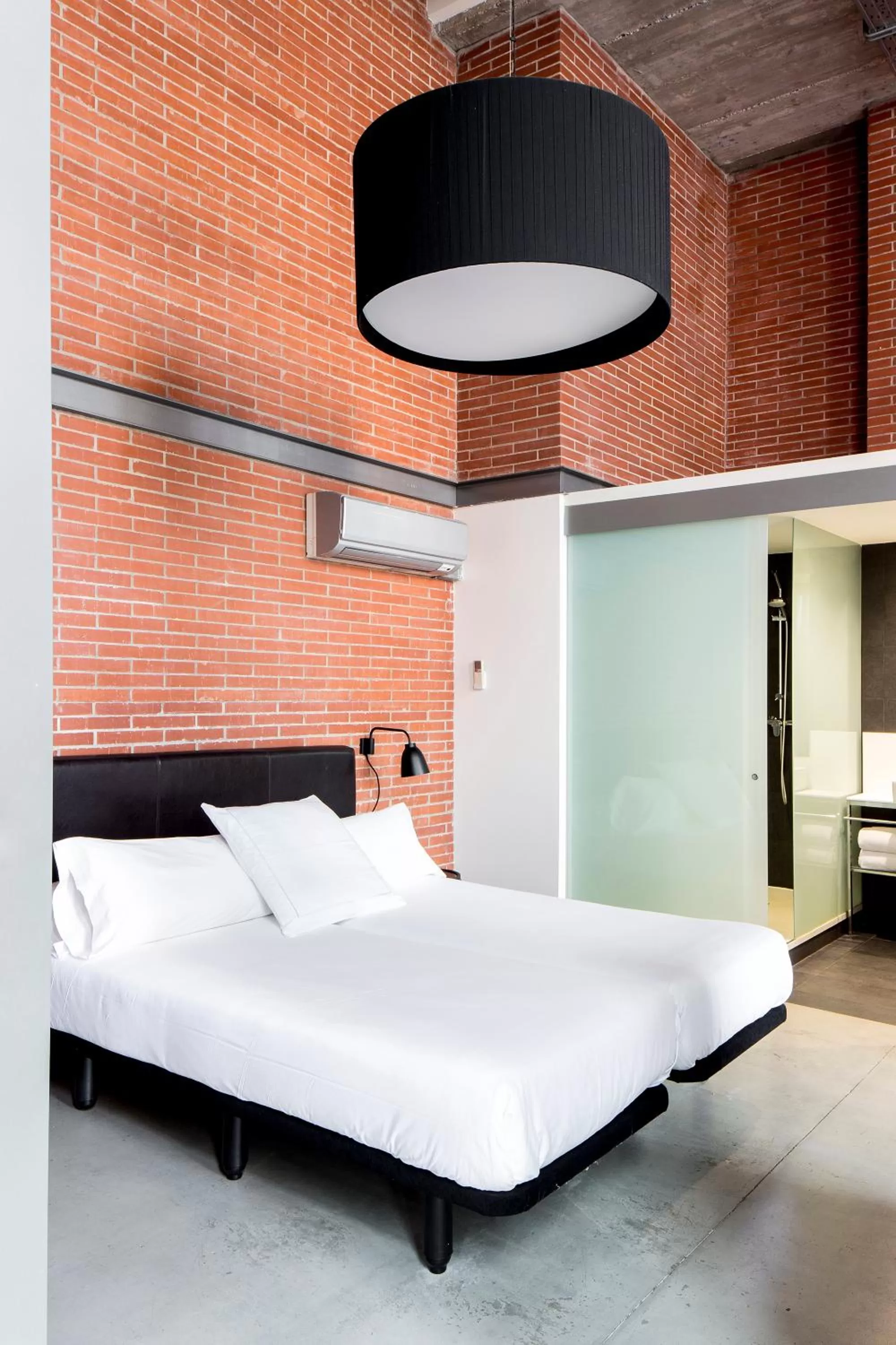 Bed in Barcelona Apartment Republica