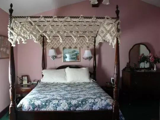 Bed in Woodstock Inn, Station and Brewery