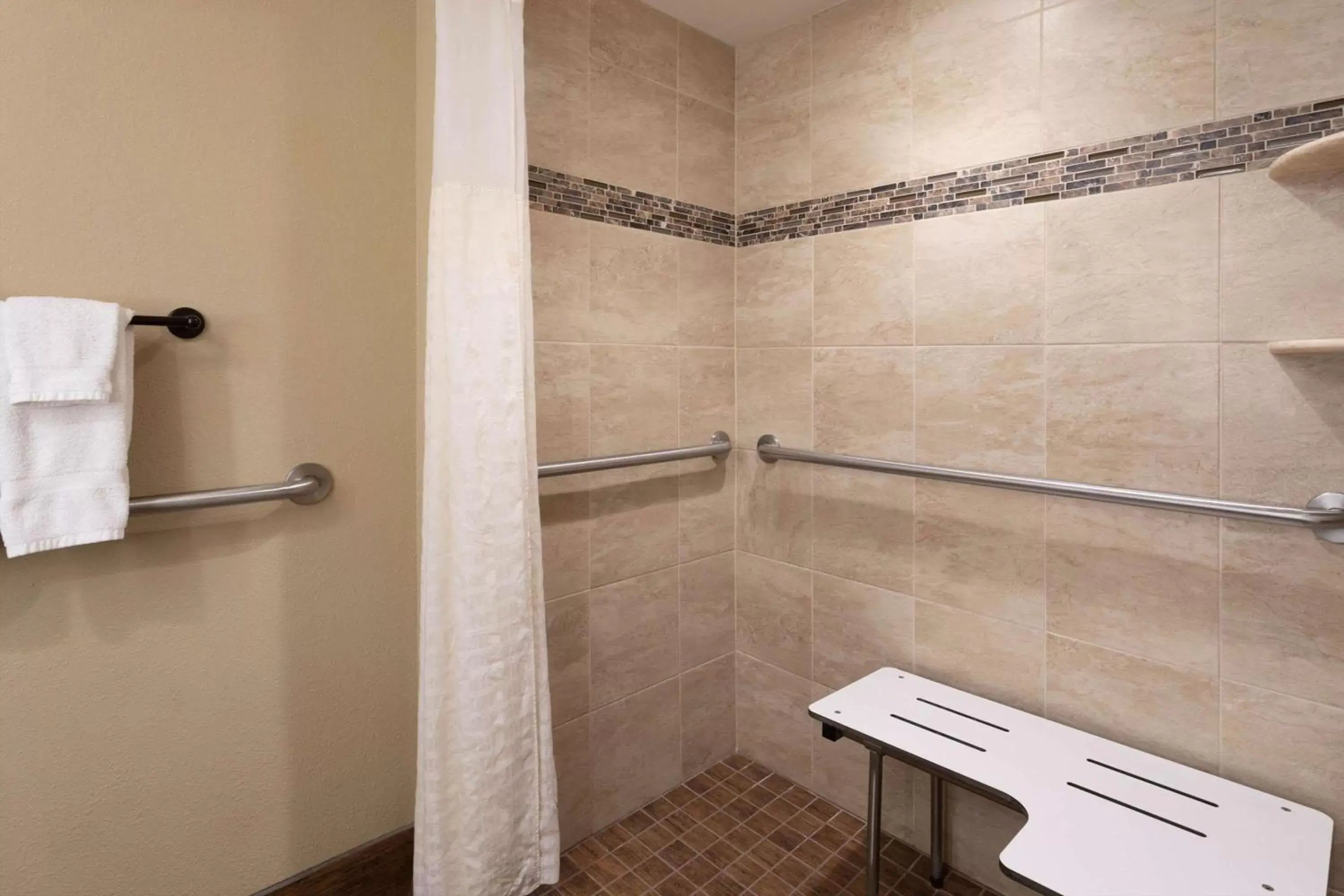 Shower, Bathroom in La Quinta by Wyndham Pigeon Forge