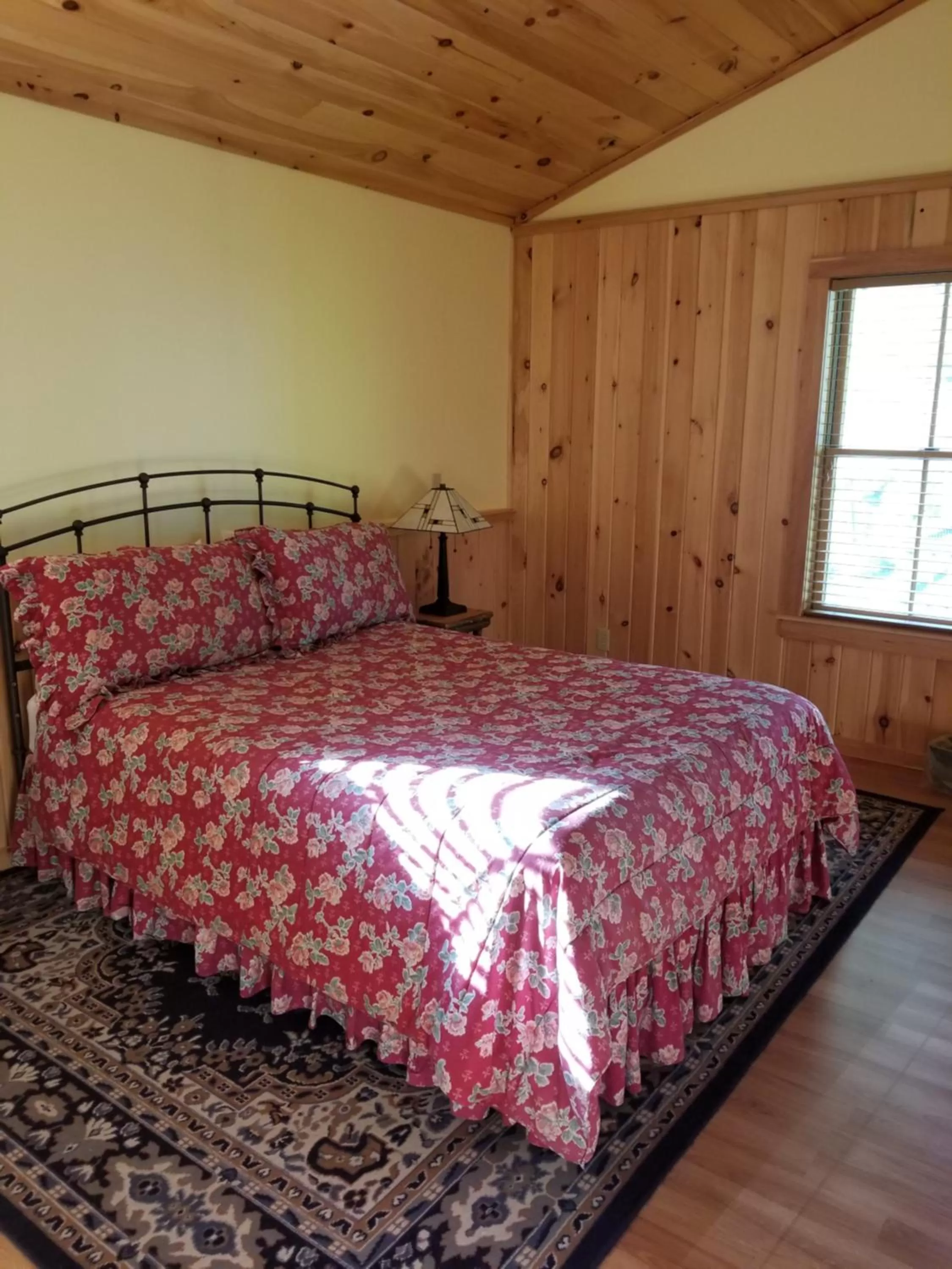 Bedroom, Bed in Trails End Inn