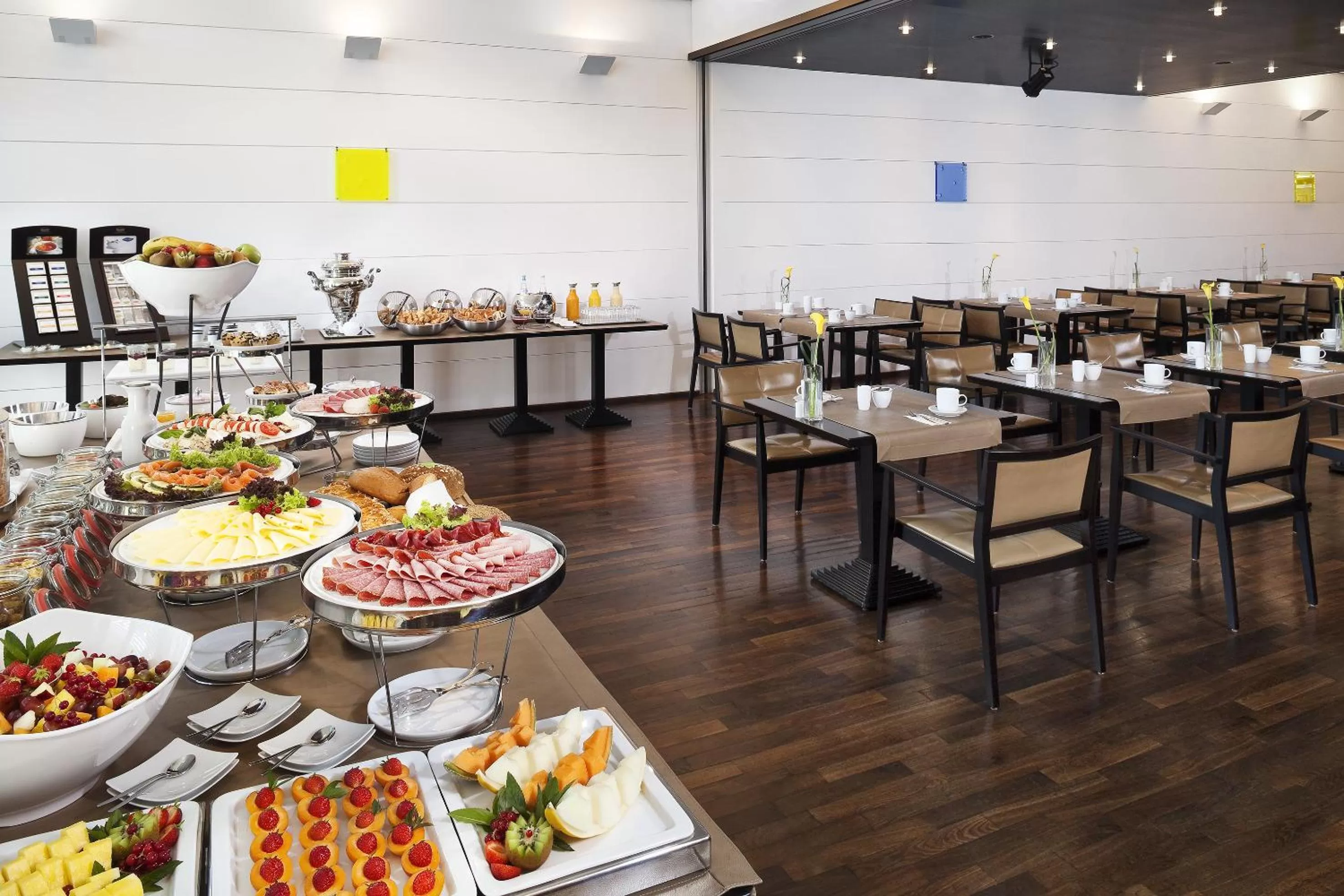 Restaurant/places to eat in INNSiDE by Meliá Düsseldorf Seestern