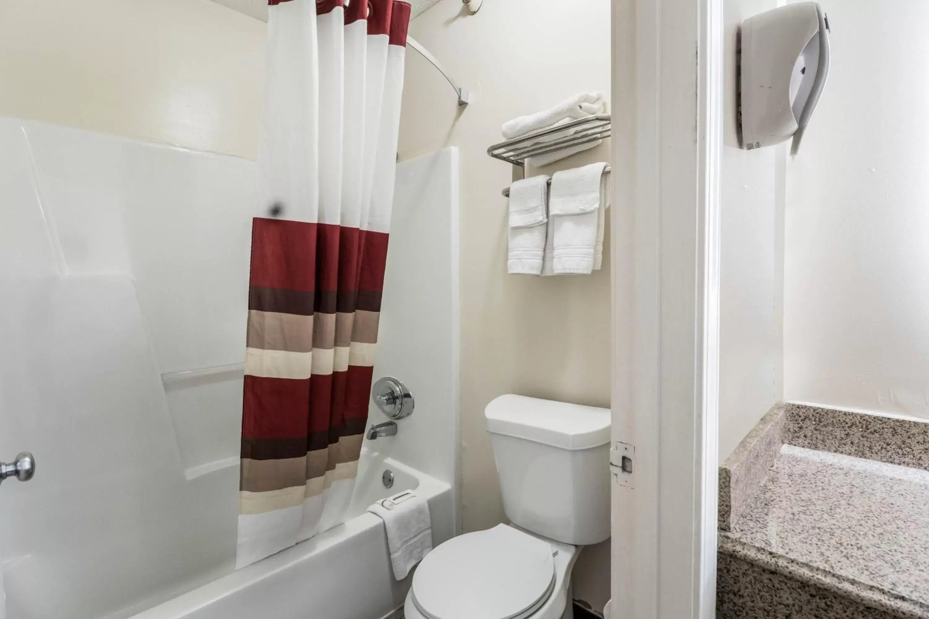 Bathroom in Red Roof Inn Cadiz