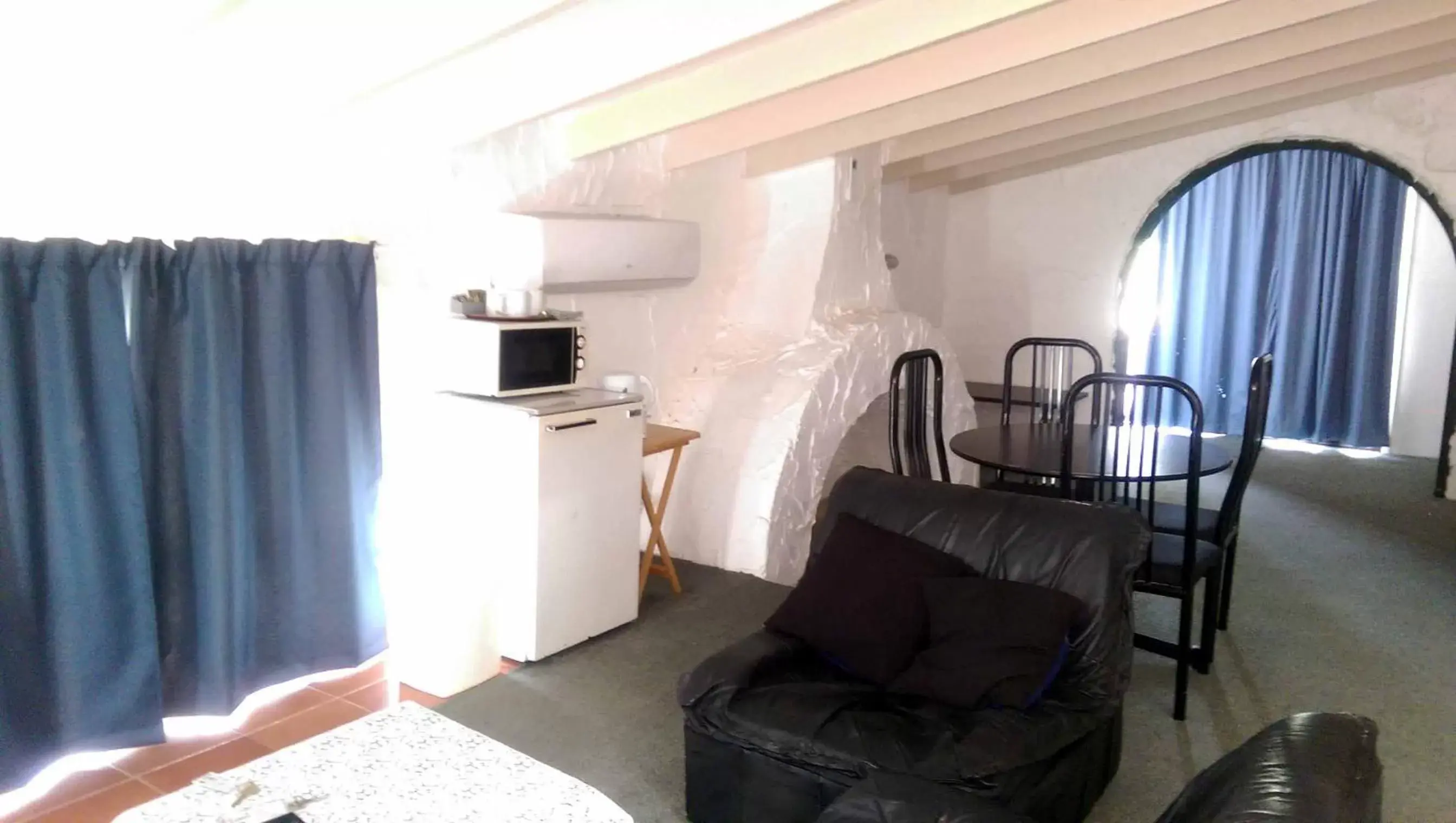 Kitchen or kitchenette, Seating Area in The Nambucca Motel