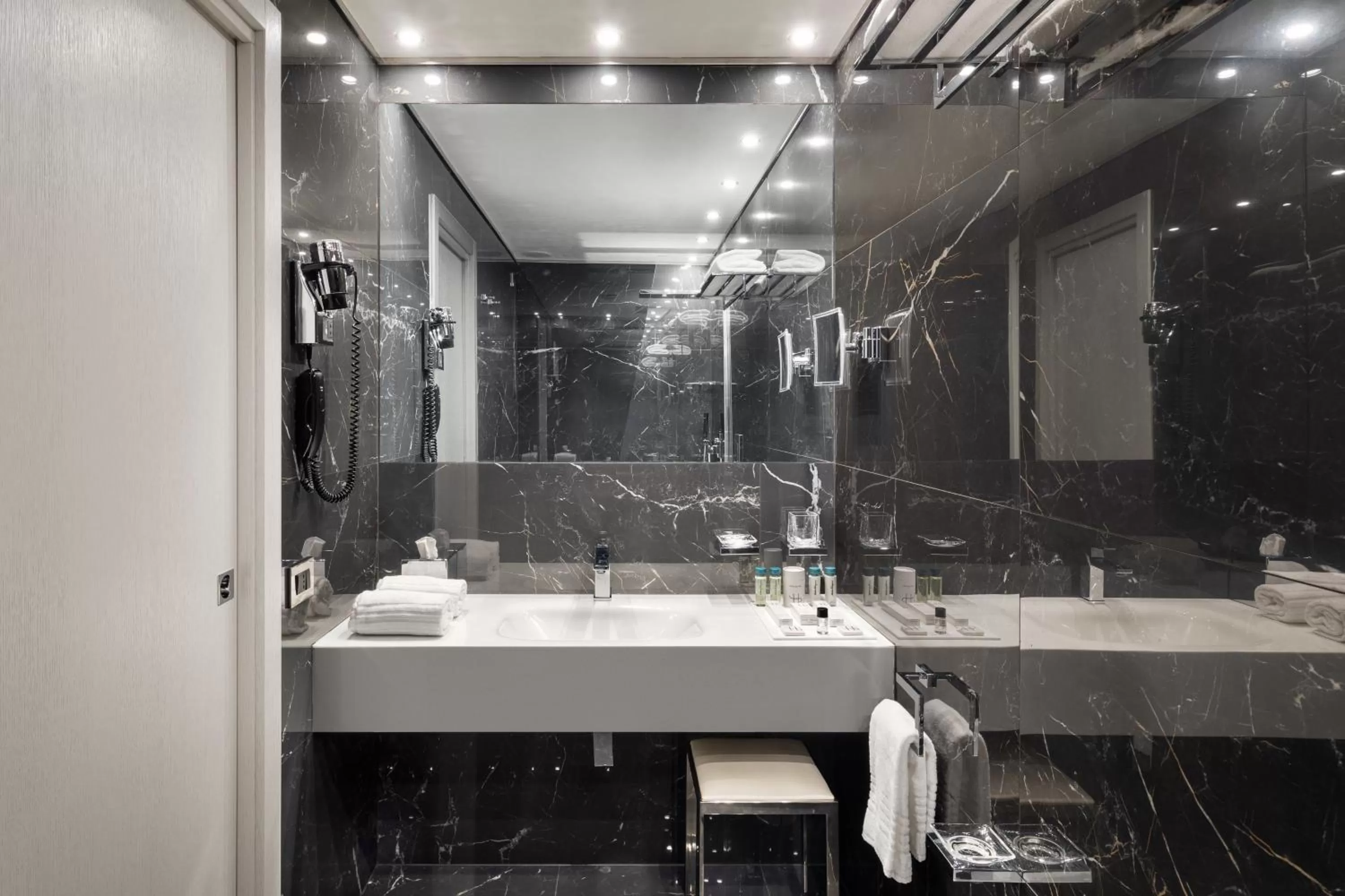 Shower in LHP Napoli Palace & SPA