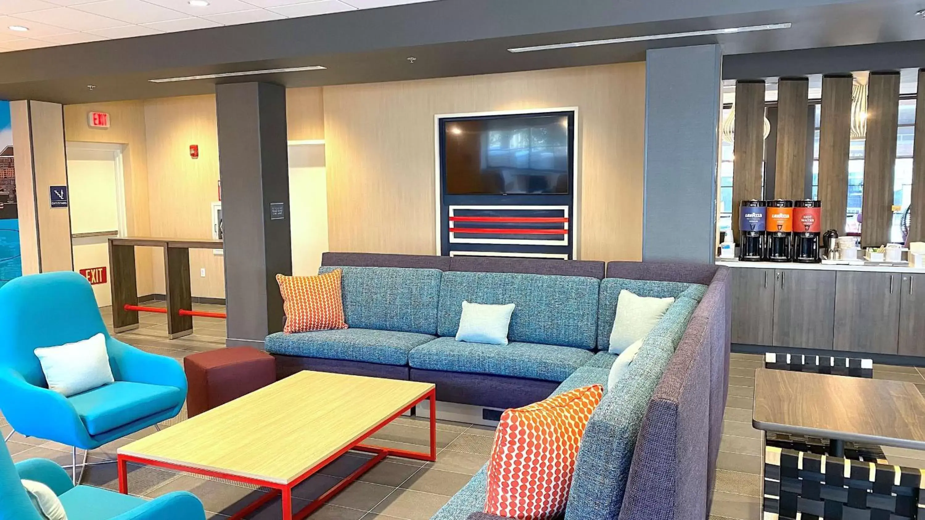 Lobby or reception, Seating Area in Tru By Hilton Baltimore Harbor East