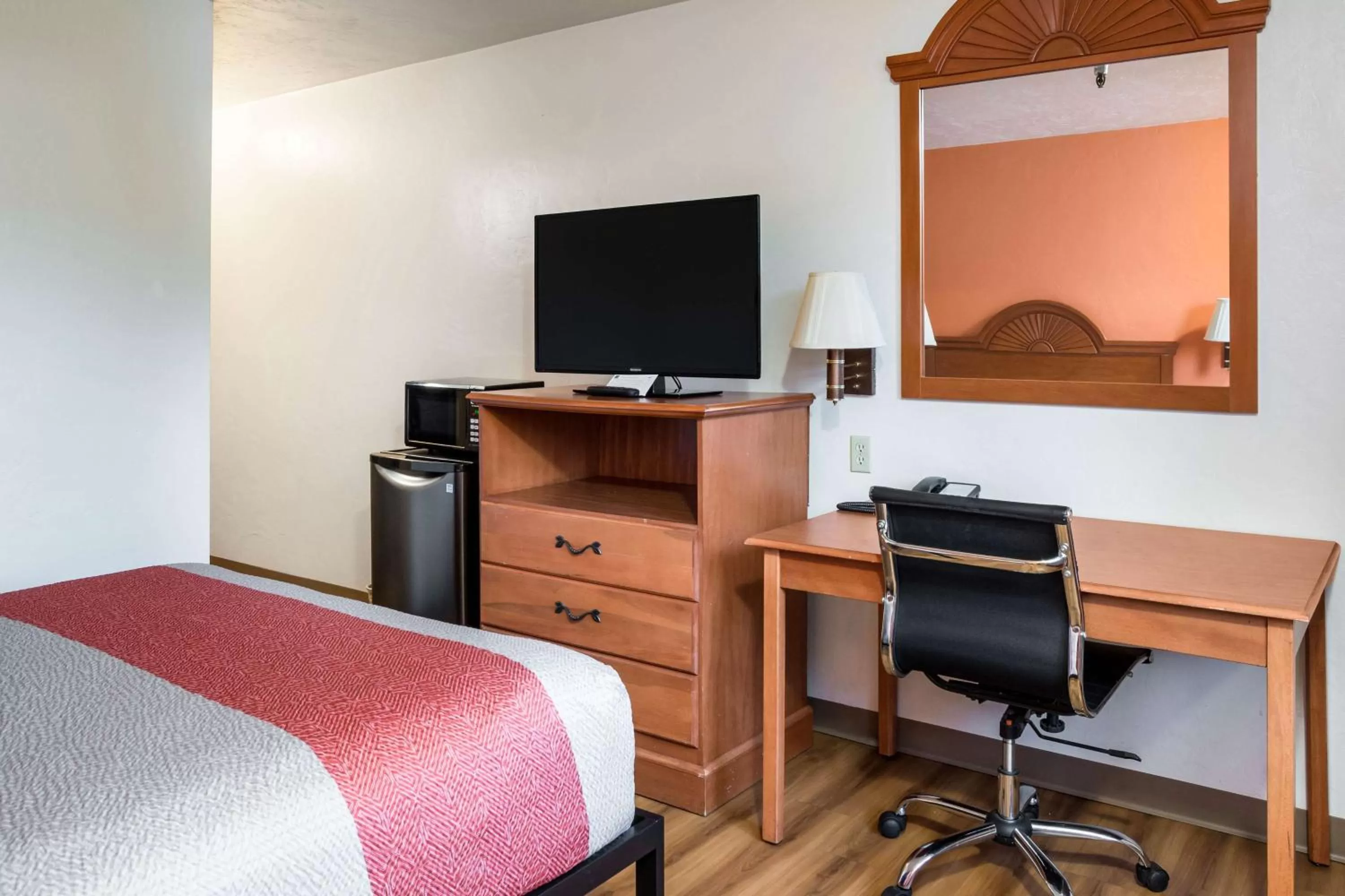 TV and multimedia, Bed in Motel 6-Wilsonville, OR - Portland