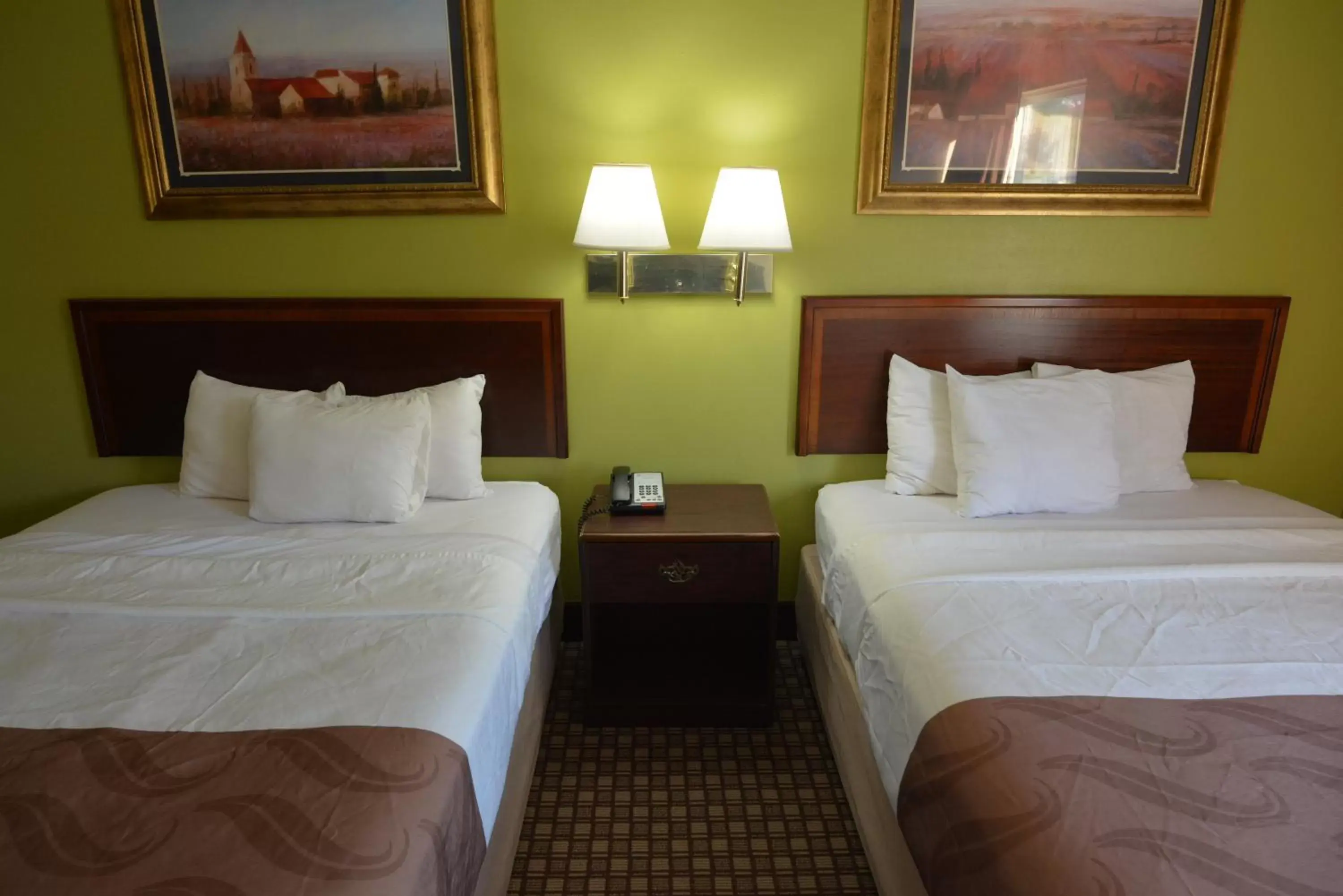 Bed in Jameson Inn and Suites Hazelhurst