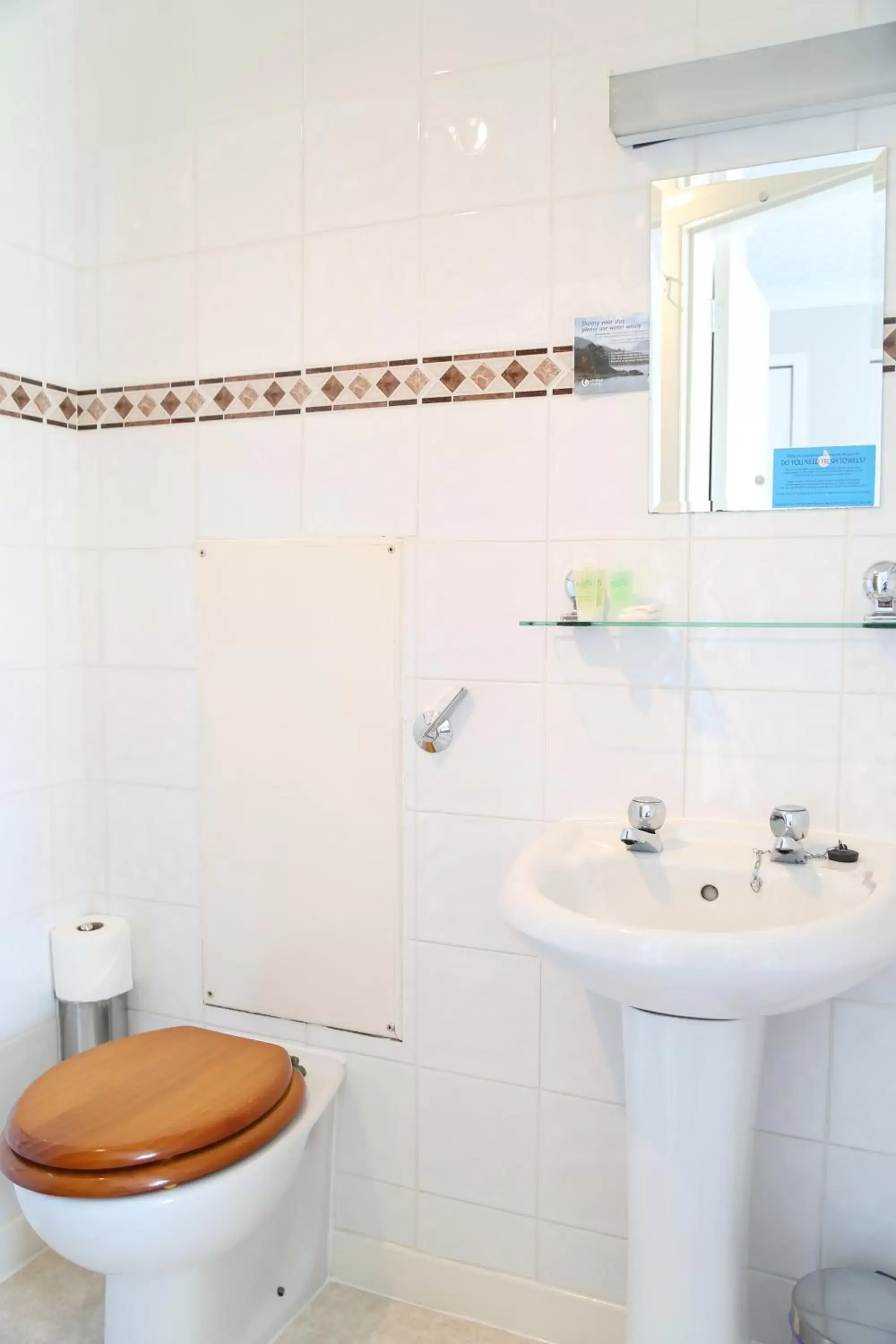 Shower, Bathroom in Keswick Park Hotel