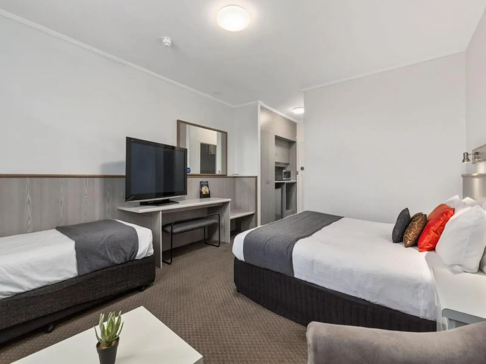 Bed in Comfort Inn Glenelg