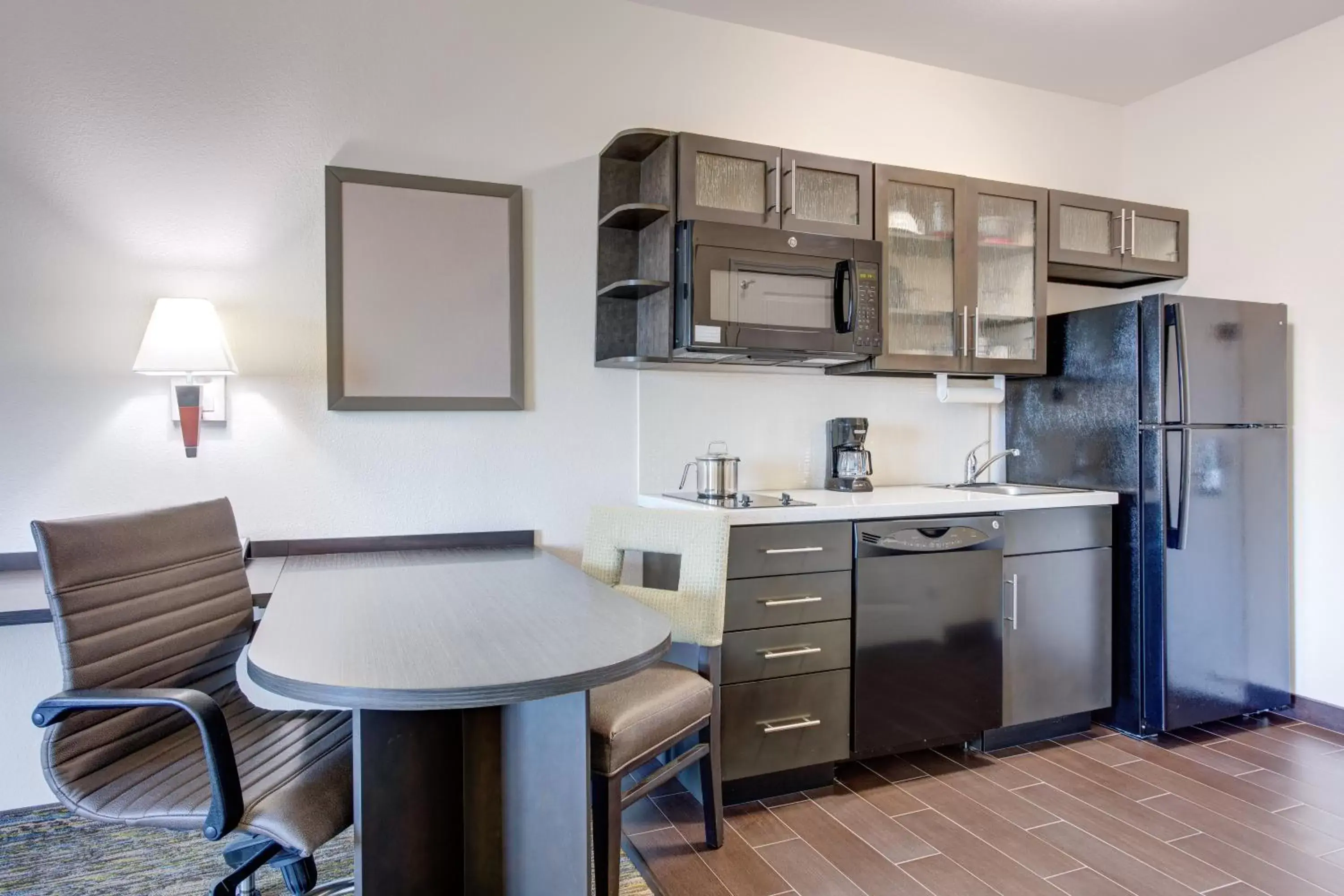 Photo of the whole room, Kitchen/Kitchenette in Candlewood Suites Cut Off - Galliano, an IHG Hotel