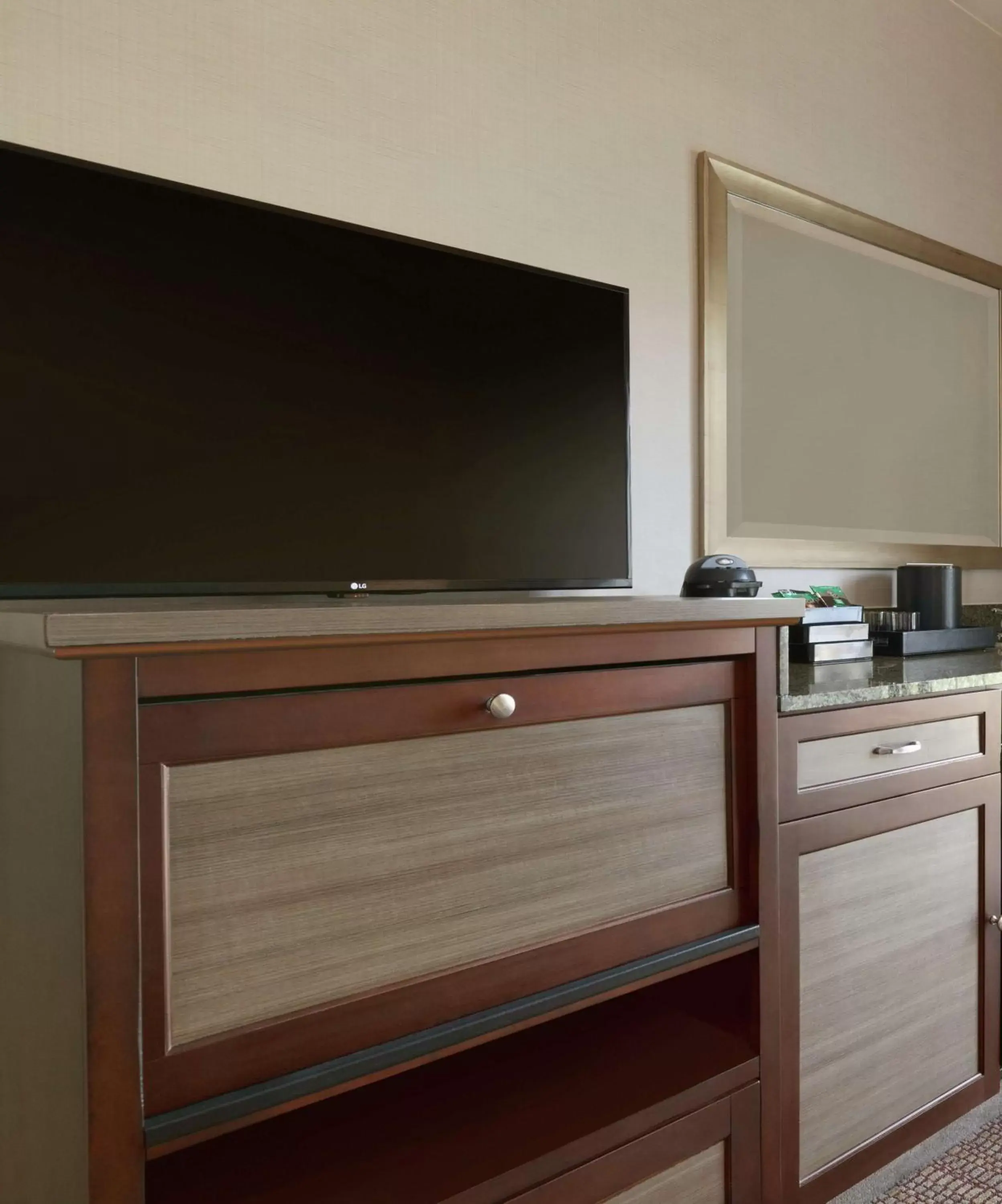 Bedroom, TV/Entertainment Center in Embassy Suites by Hilton Temecula Valley Wine Country