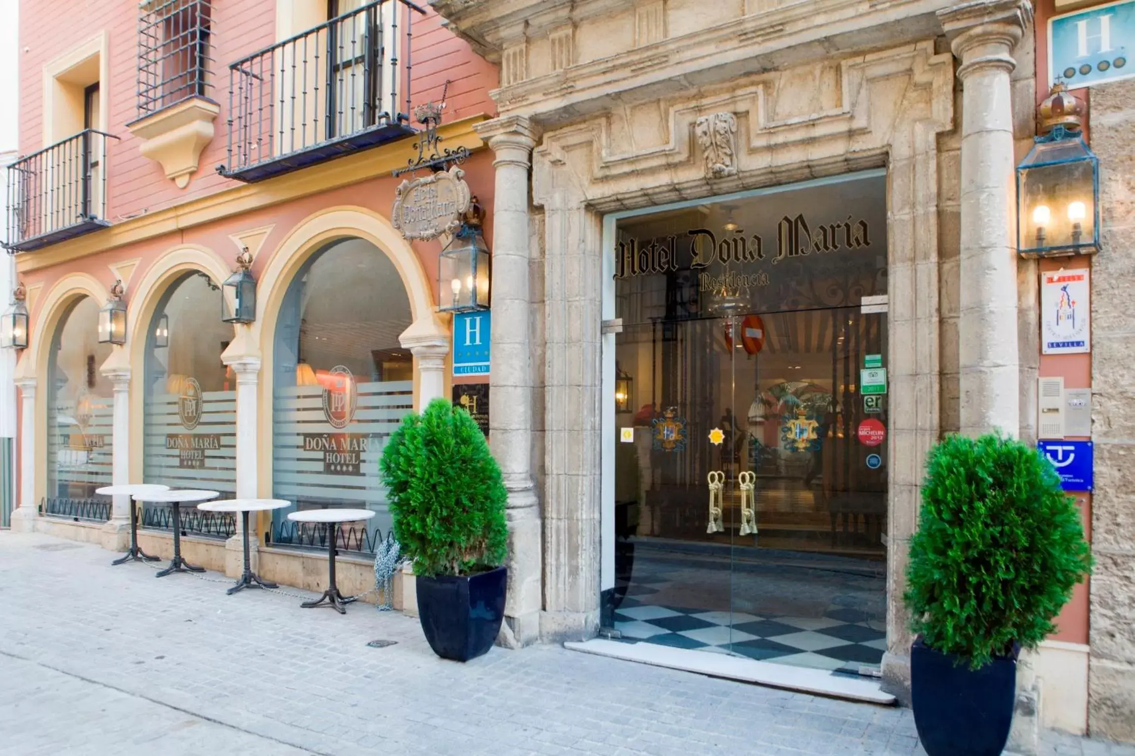 Facade/entrance in Hotel Doña María