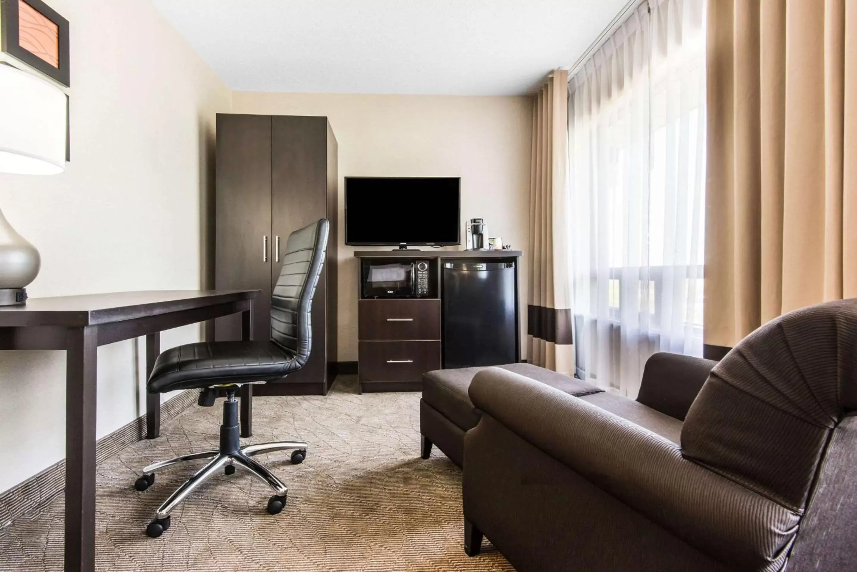 Photo of the whole room, Seating Area in Comfort Inn Owen Sound