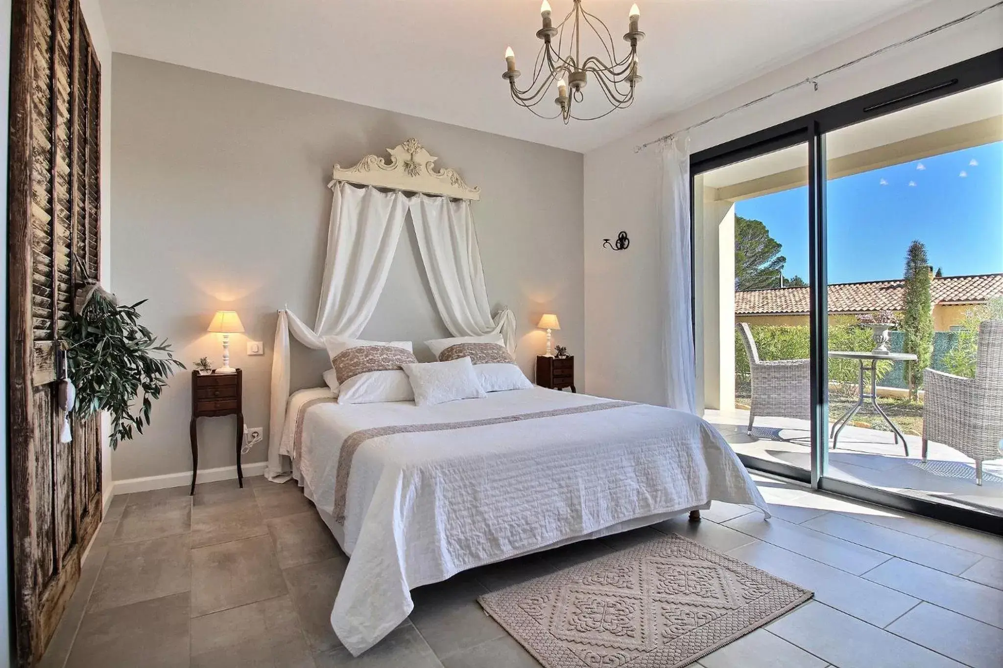 Photo of the whole room, Bed in La Villa Aux Oliviers