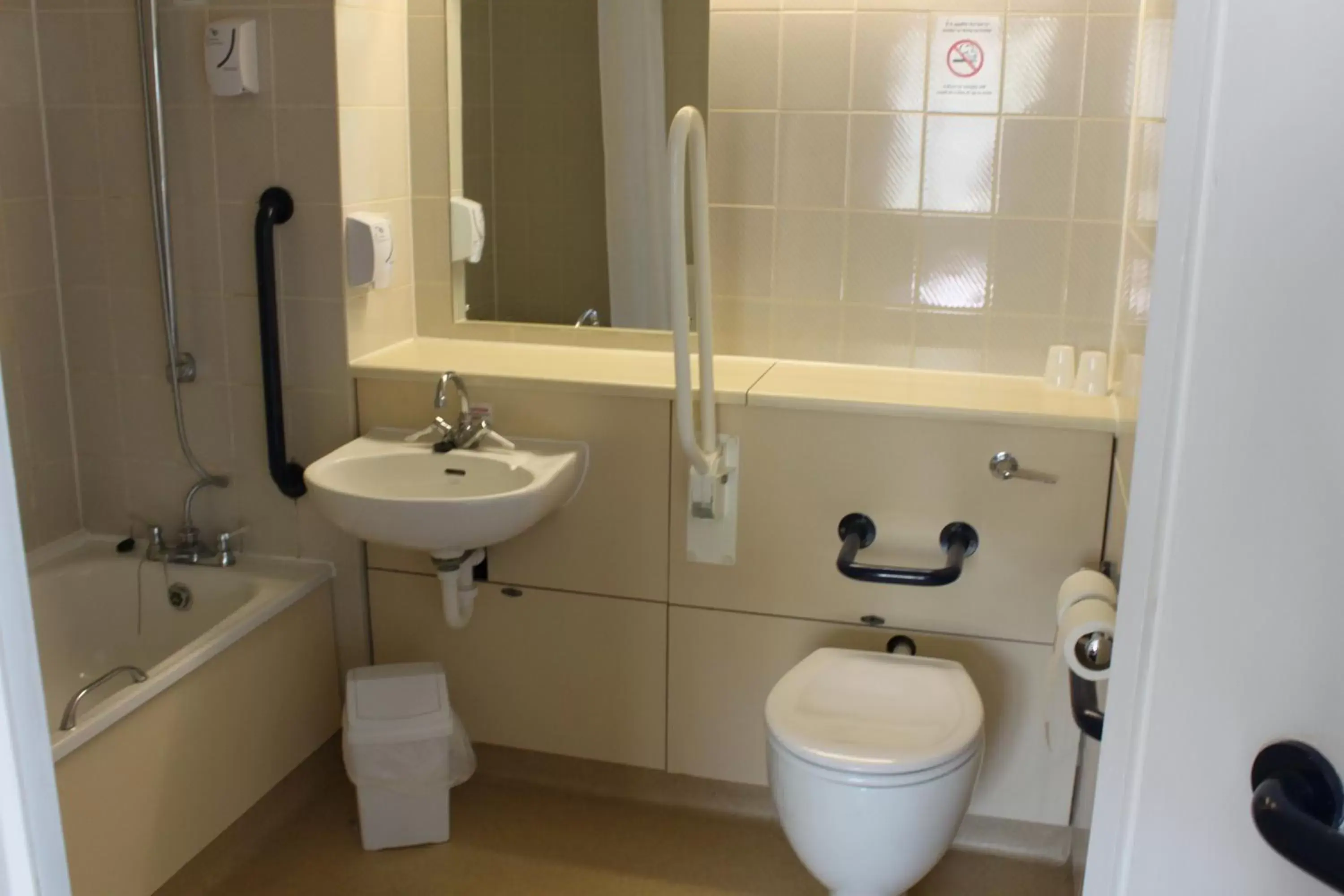 Bathroom in Redwings Lodge Baldock