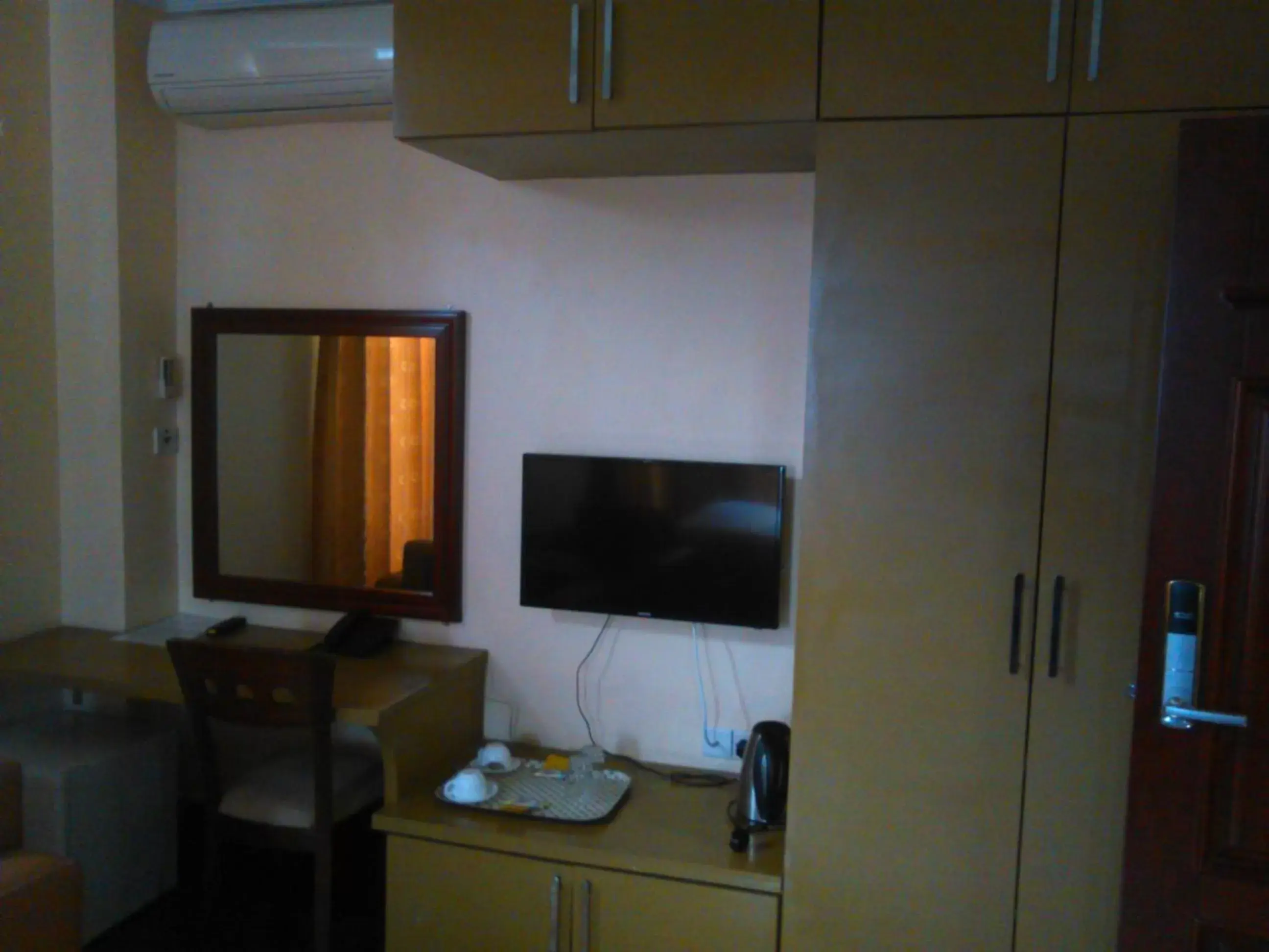 TV and multimedia, TV/Entertainment Center in Lantana Hotel
