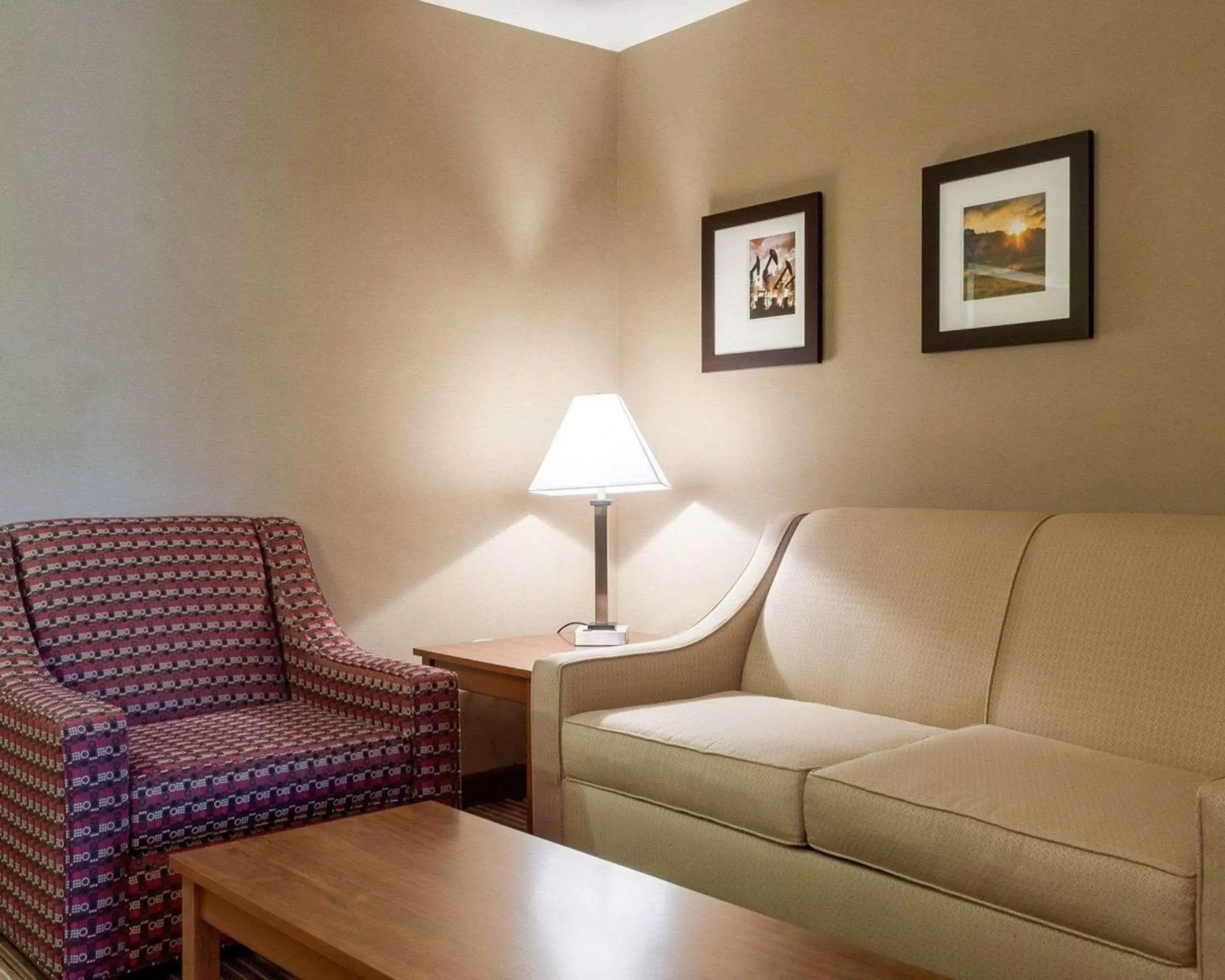 Bedroom, Seating Area in Comfort Inn & Suites Watford City
