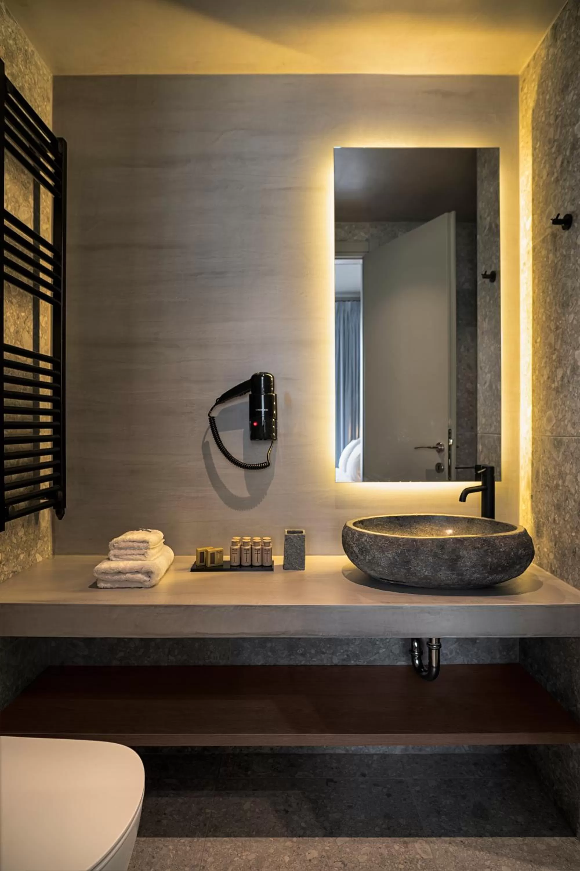 Bathroom in Bob W Athens Akadimia