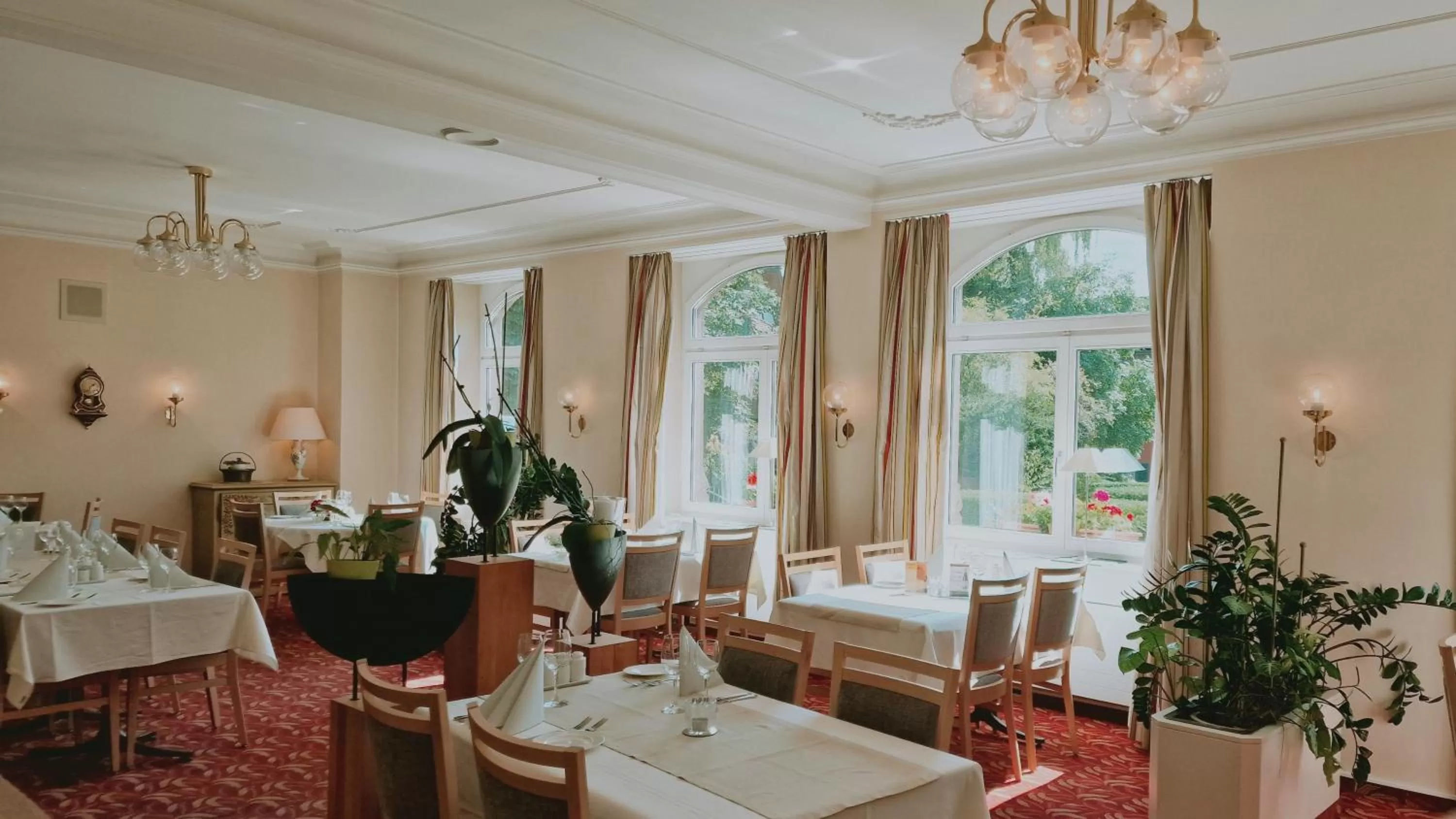 Restaurant/places to eat in Hotel Promenade