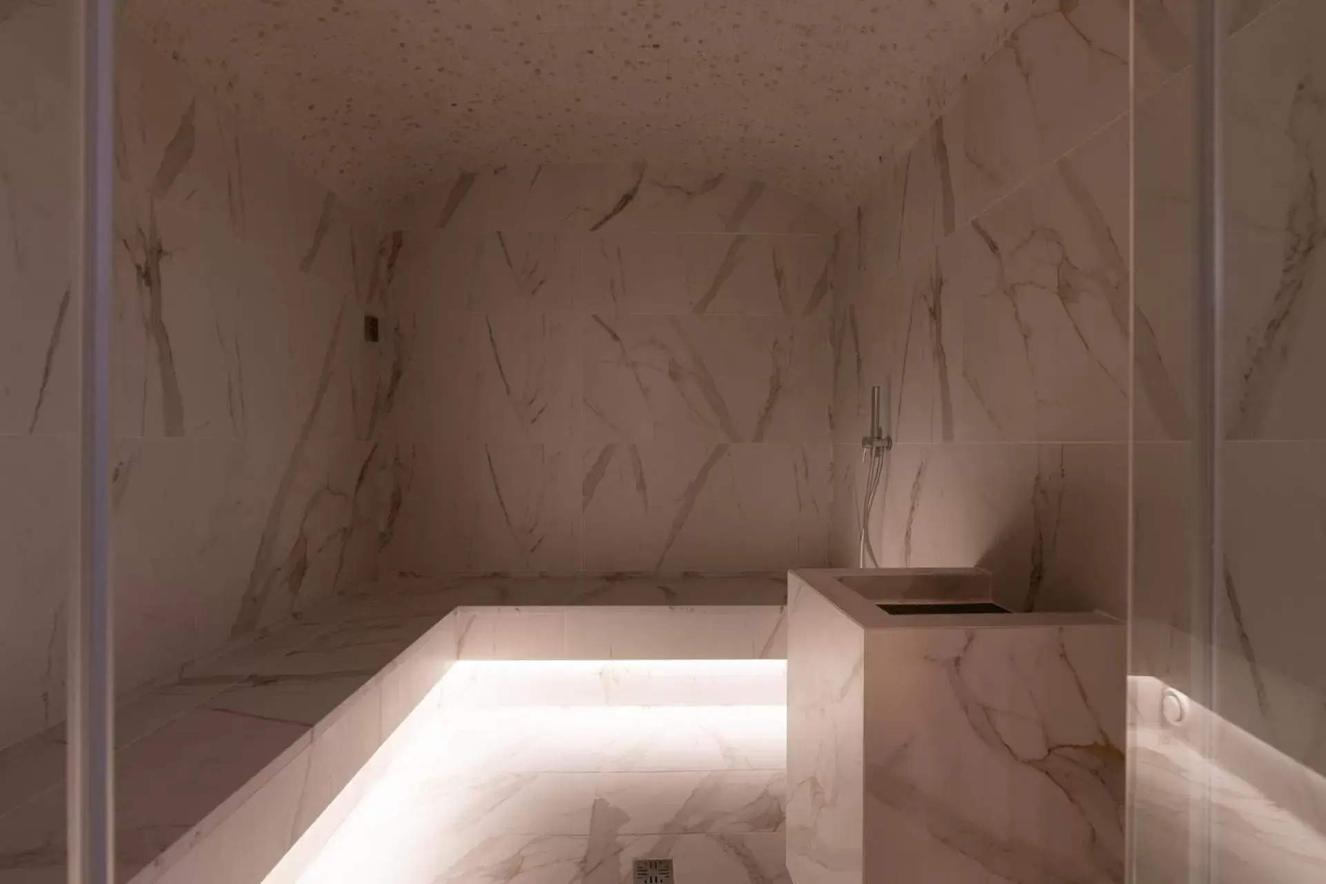 Steam room in Habita79 Pompeii - MGallery