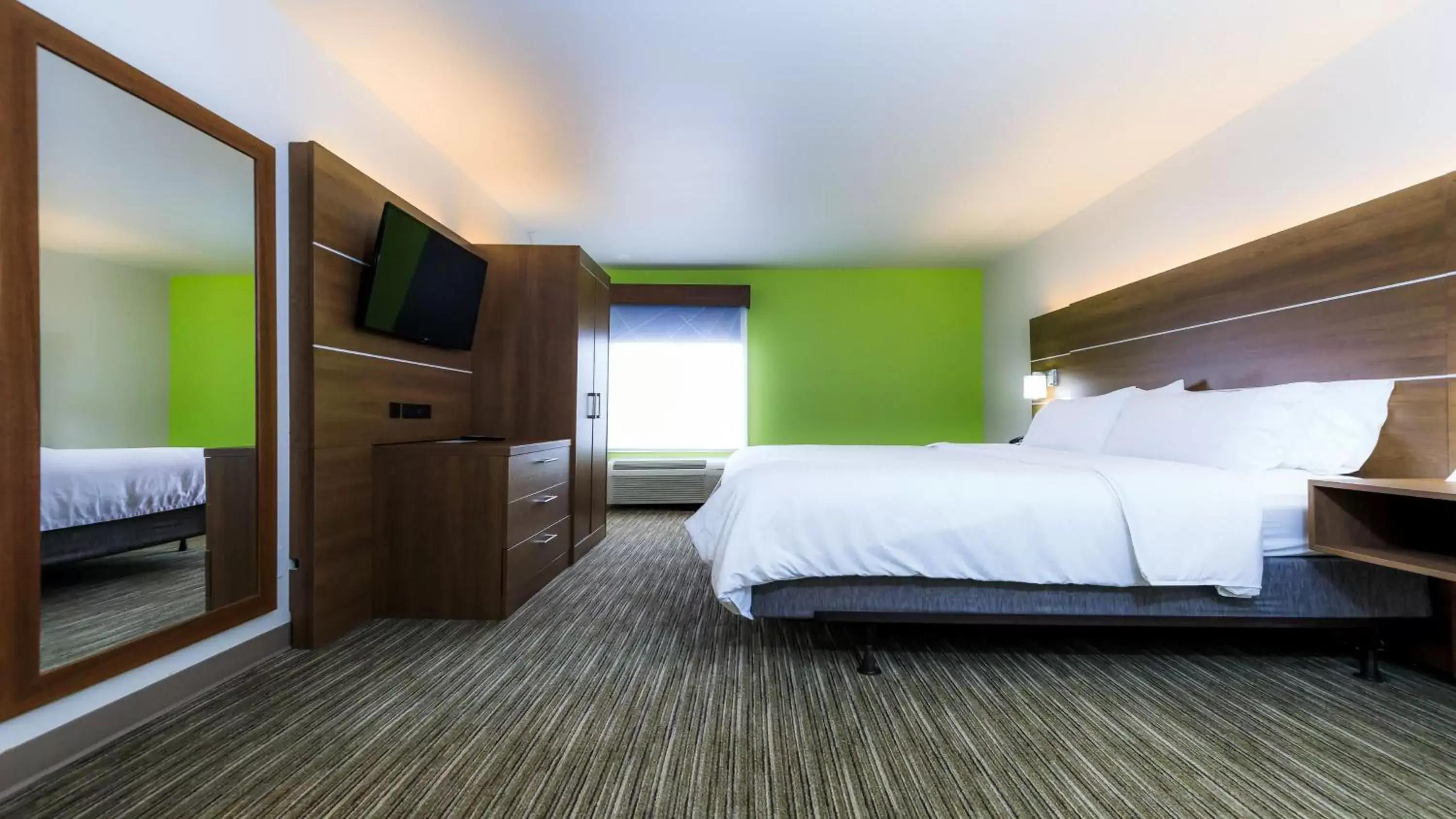 Photo of the whole room, Bed in Holiday Inn Express Osage Beach - Lake of the Ozarks, an IHG Hotel