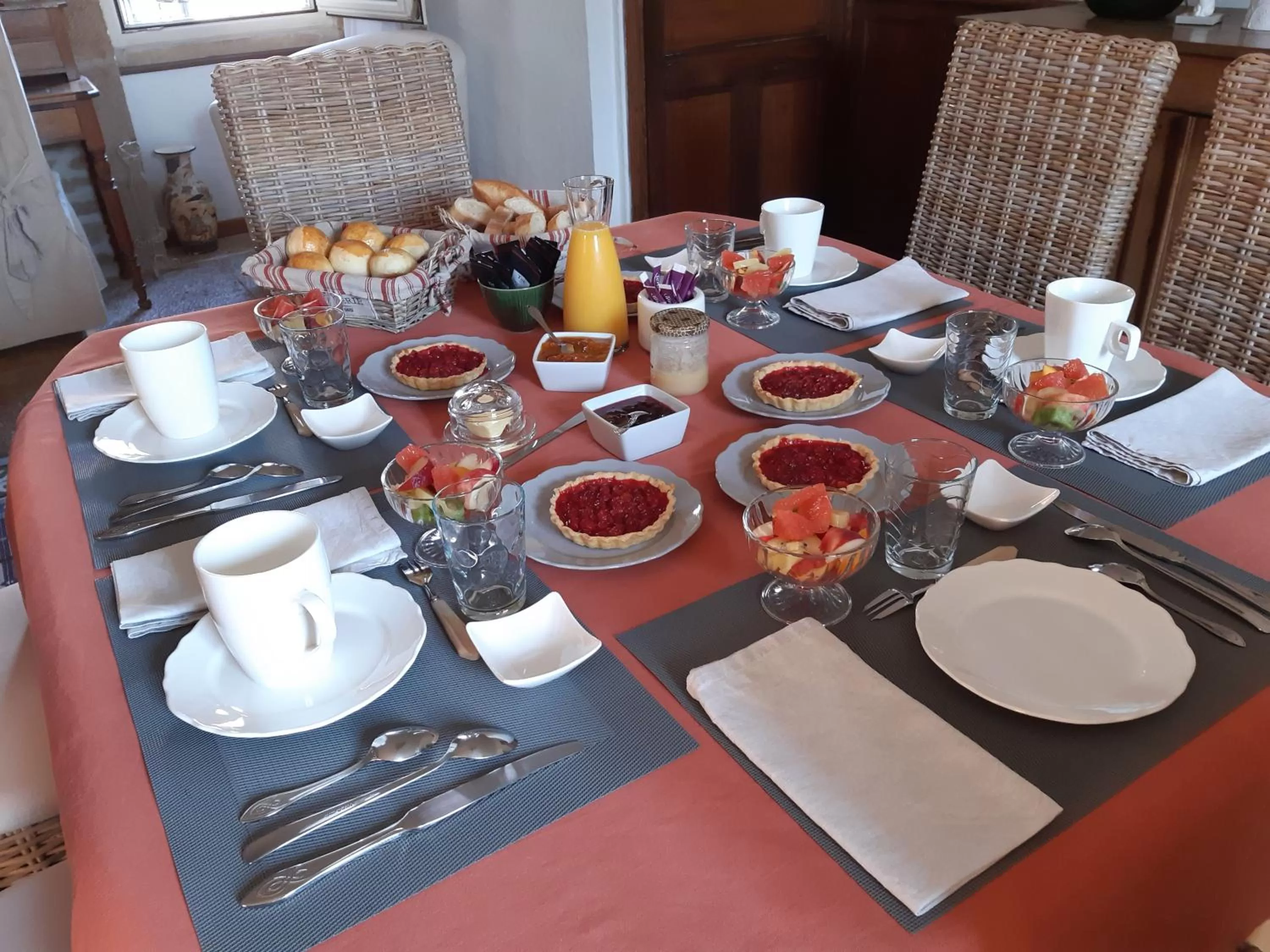 Continental breakfast in 10 Côté Cour