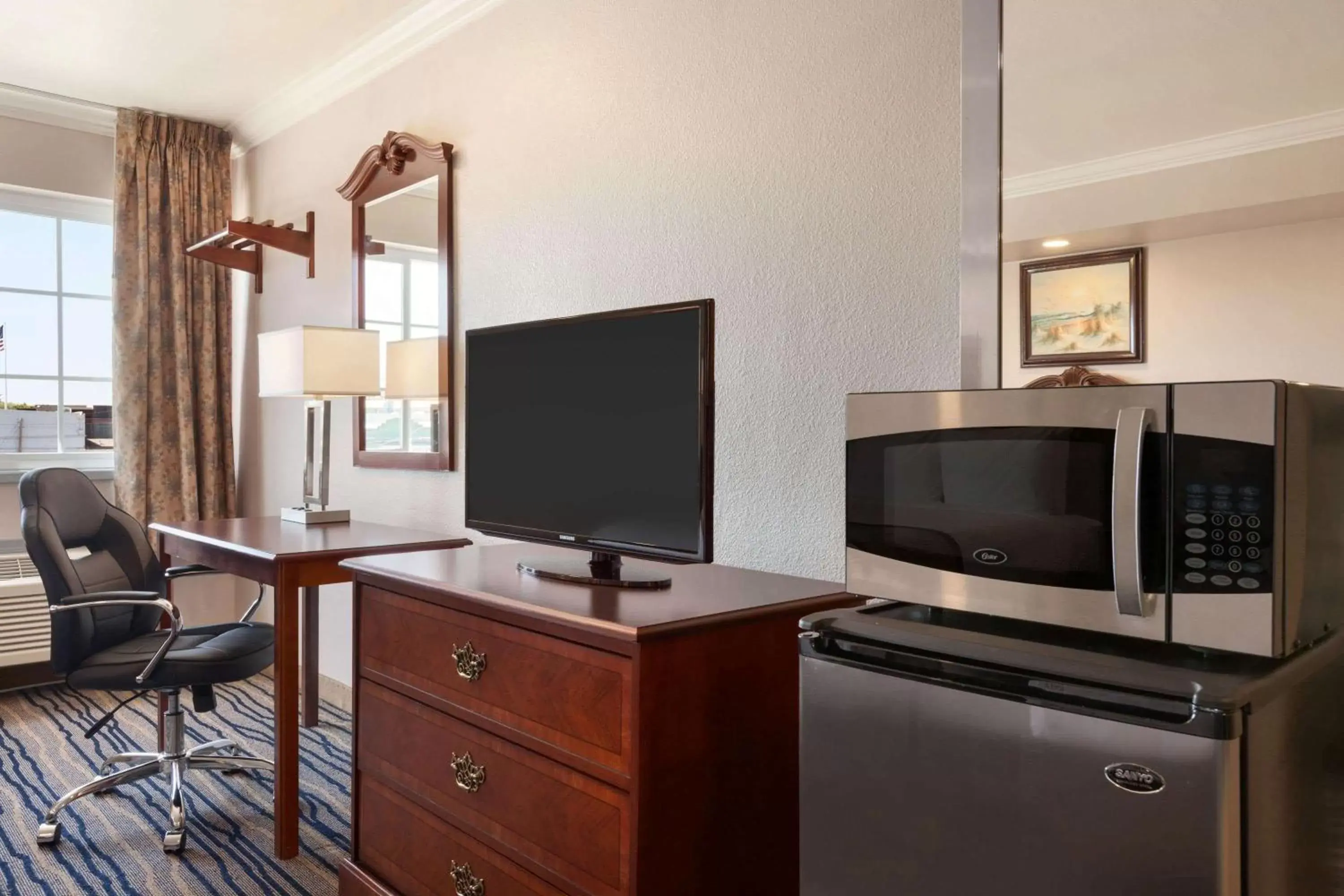 Photo of the whole room, TV/Entertainment Center in Days Inn by Wyndham Eureka CA