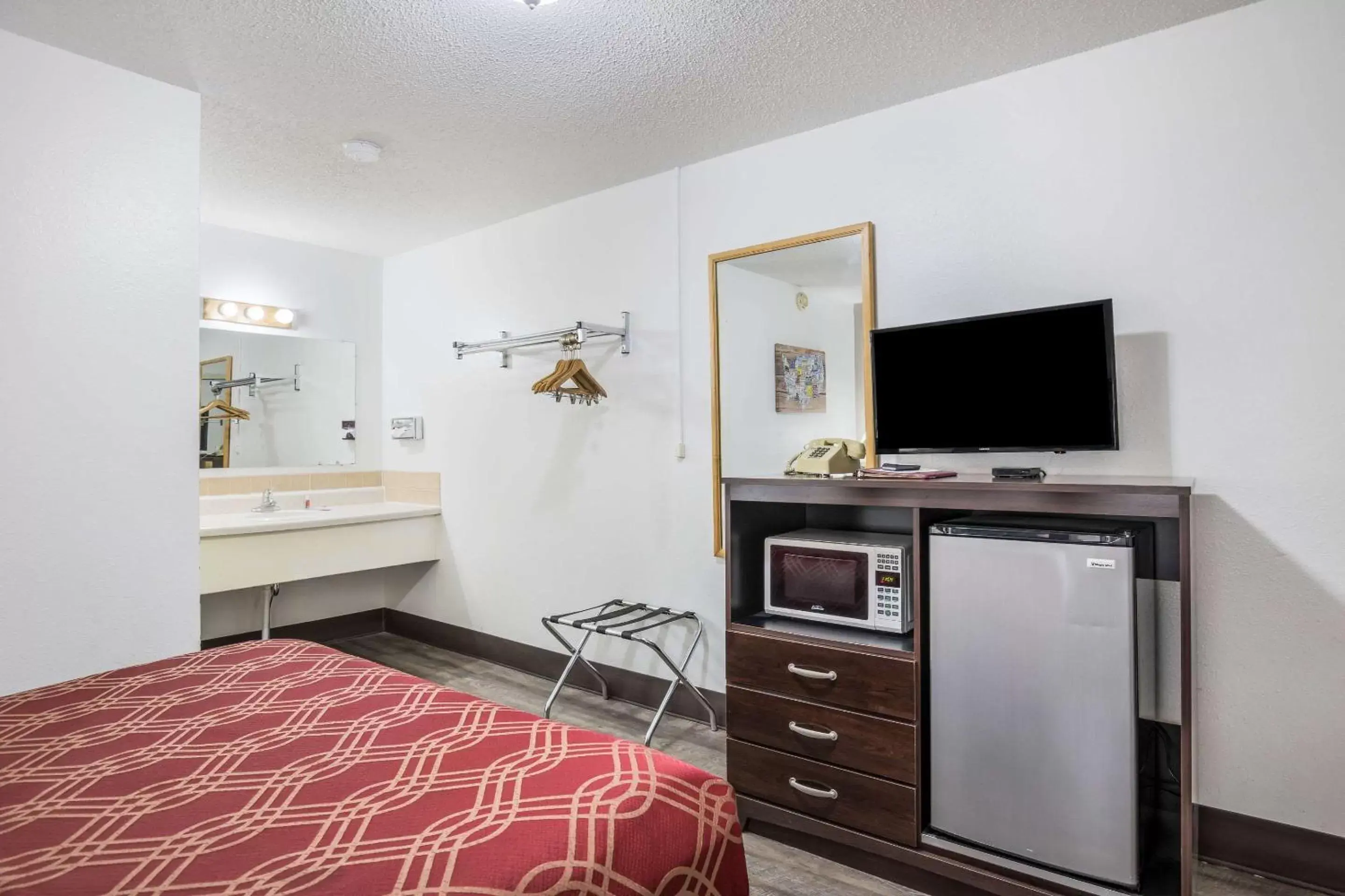 Photo of the whole room, TV/Entertainment Center in Econo Lodge Cameron
