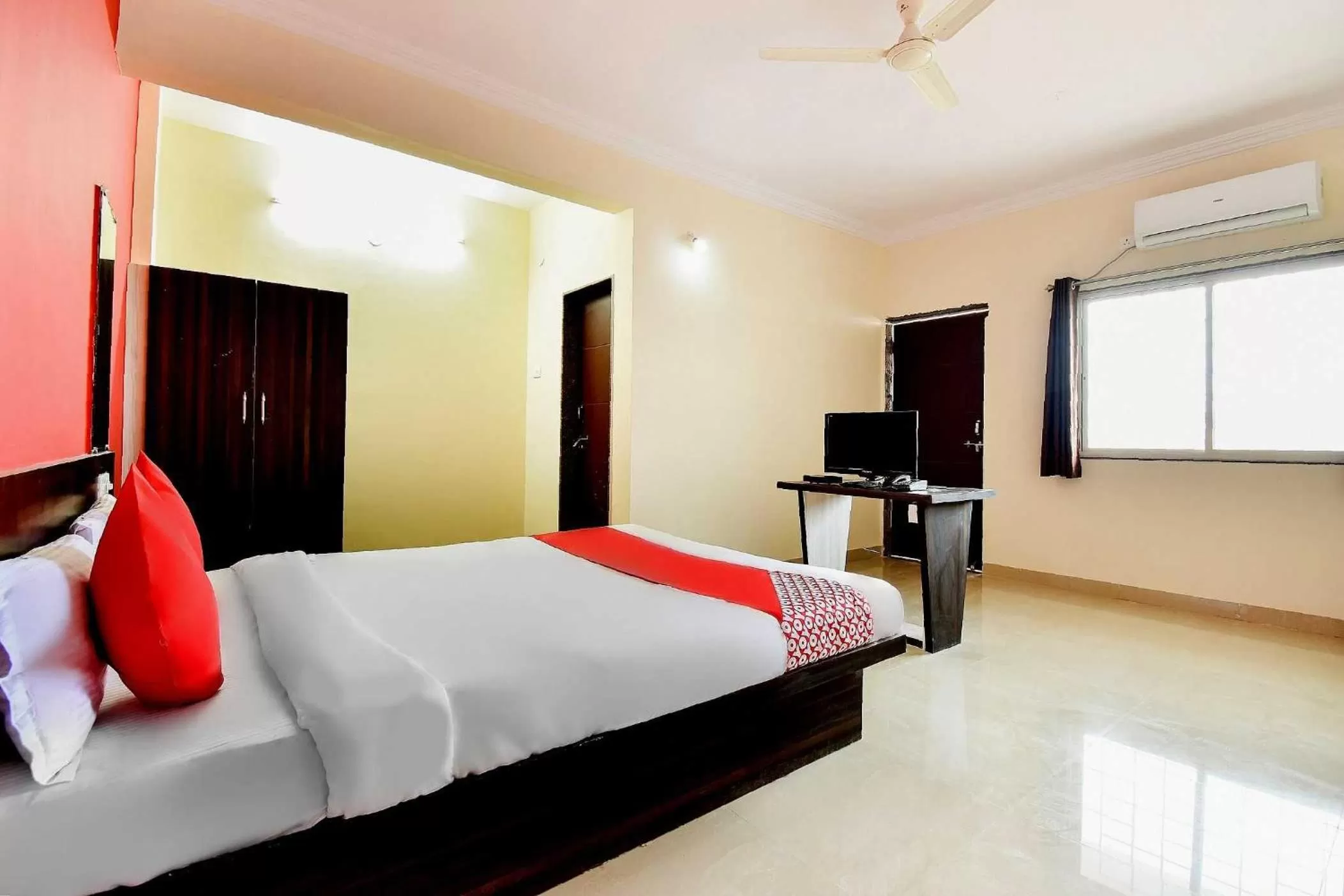 Bedroom, Bed in OYO Flagship 43302 Hotel Sargam