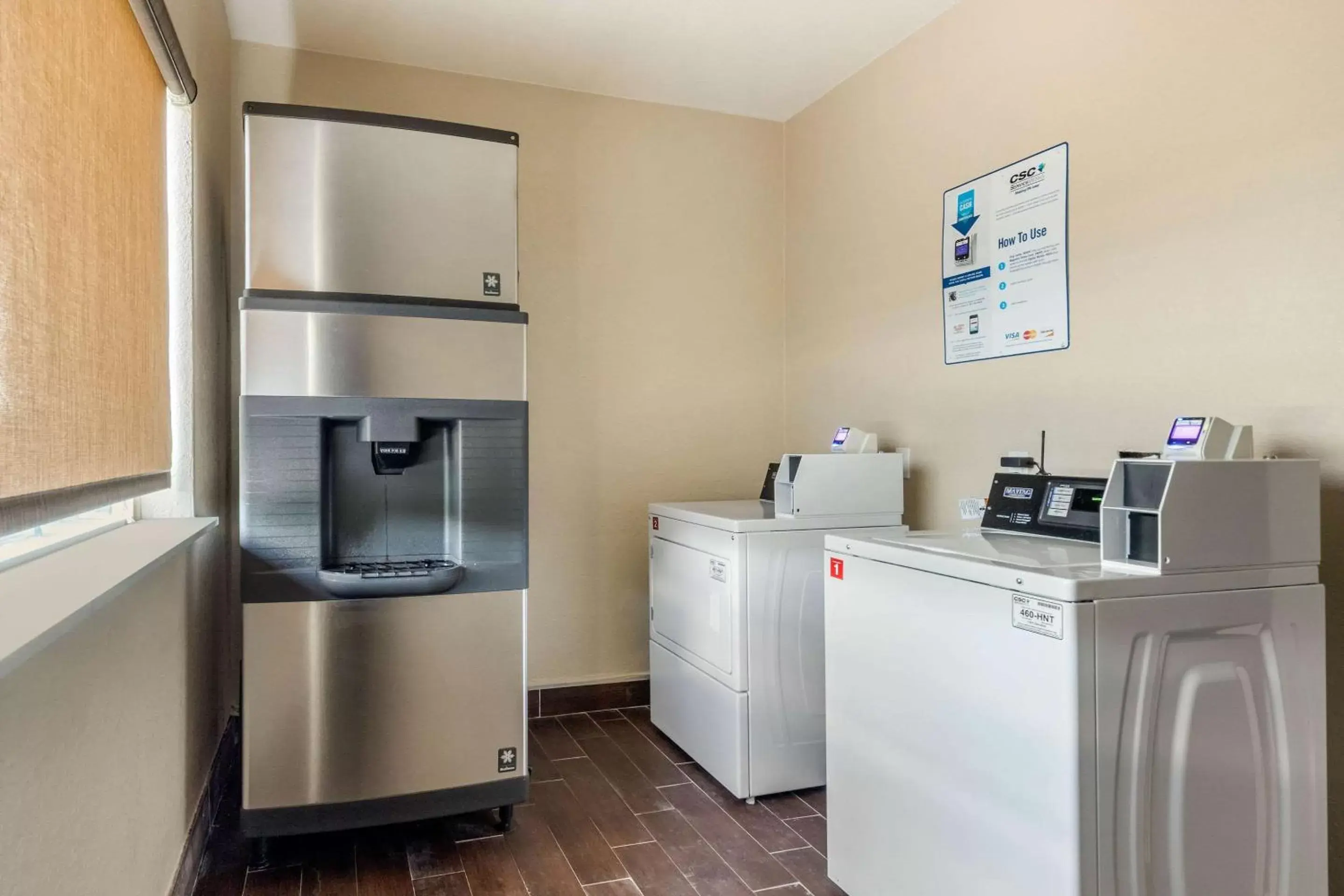 On site, Kitchen/Kitchenette in Comfort Suites Airport North