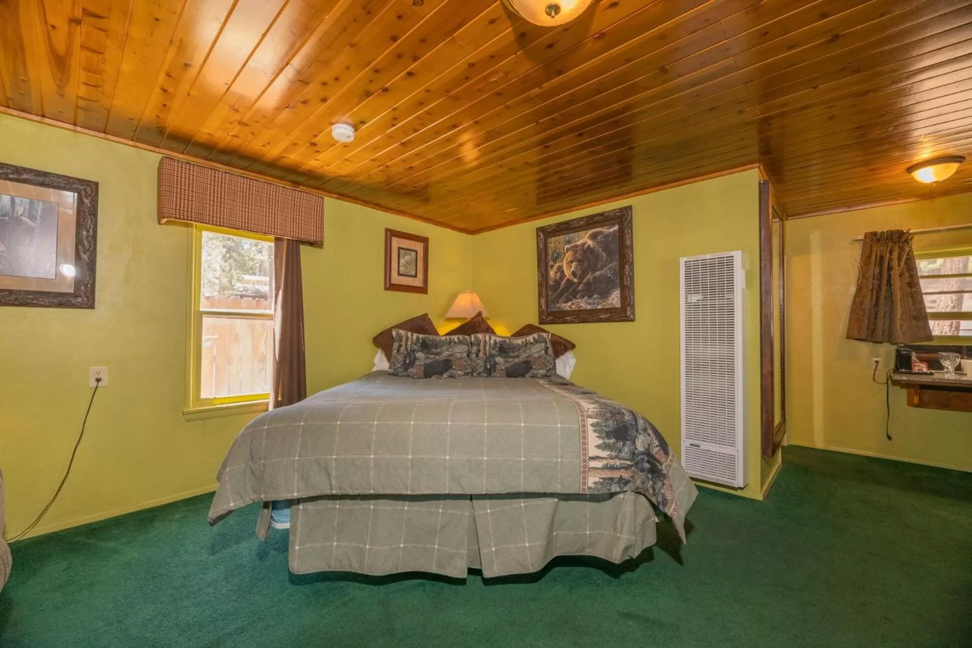 Photo of the whole room, Bed in Black Forest Lodge