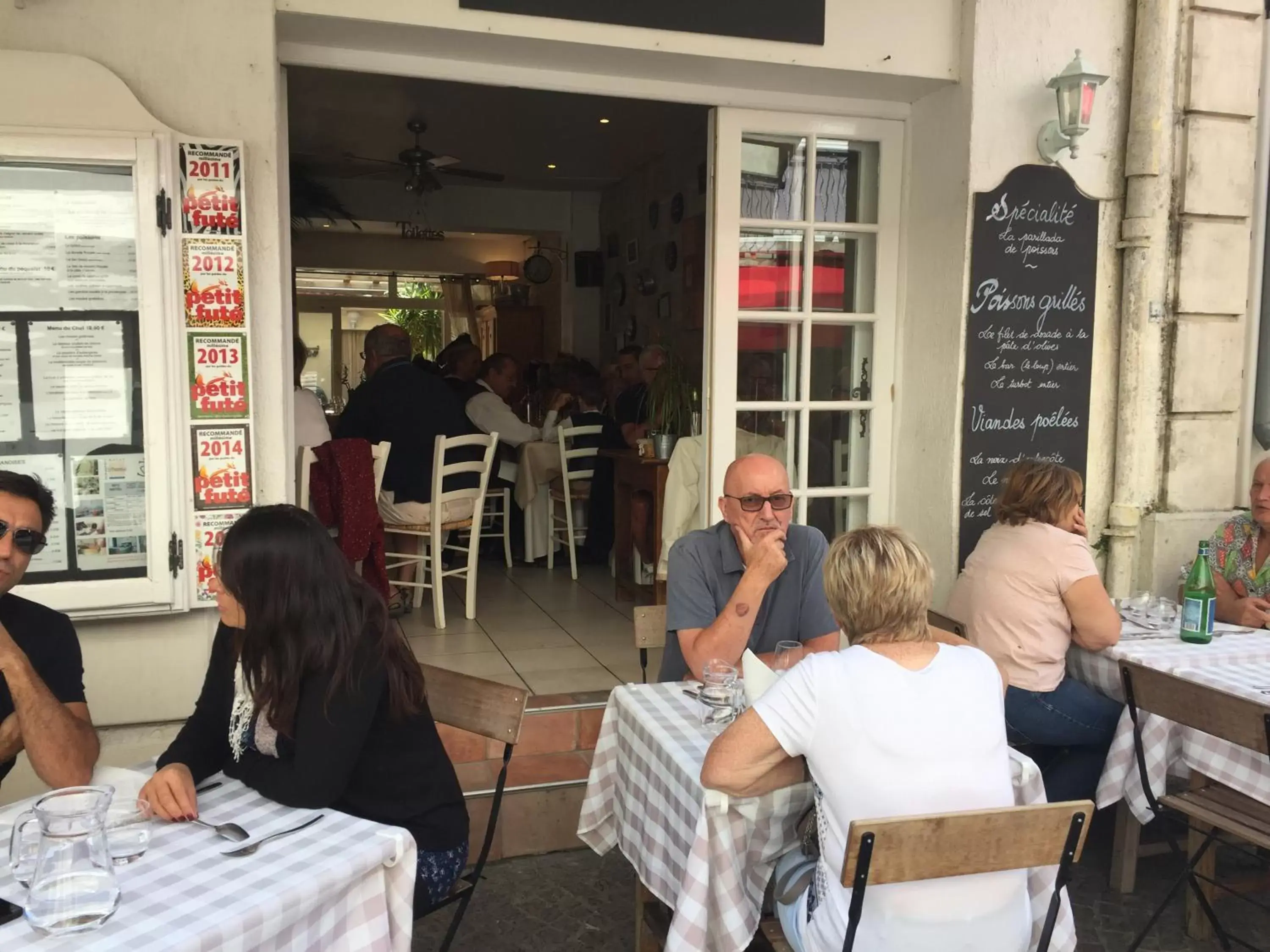 Property building in Hôtel Restaurant Le Provençal