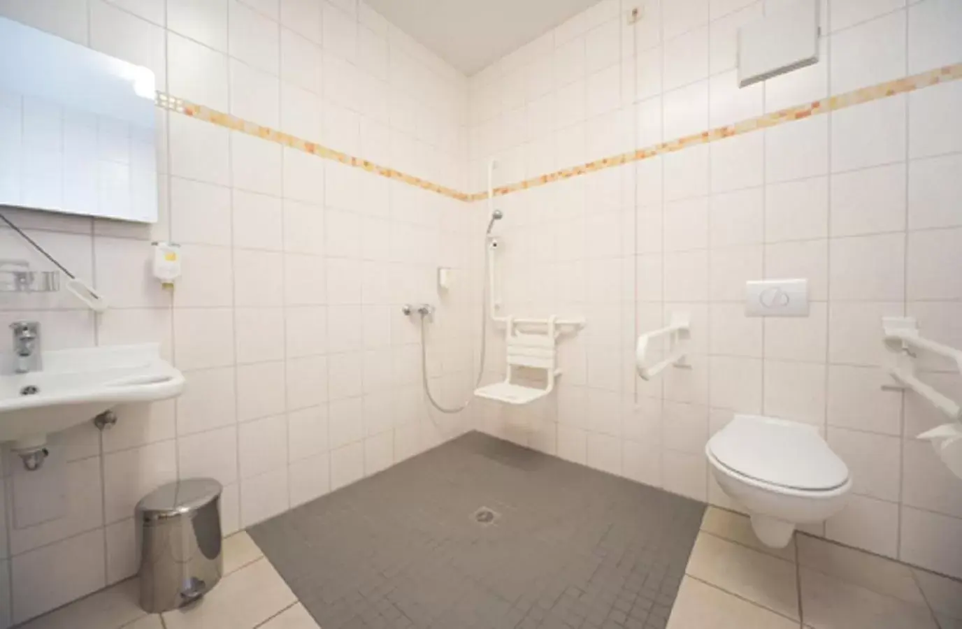 Double Room - single occupancy - Disability Access in Landhotel Bad Dürrenberg Double Room - single occupancy - Disability Access in Landhotel Bad Dürrenberg