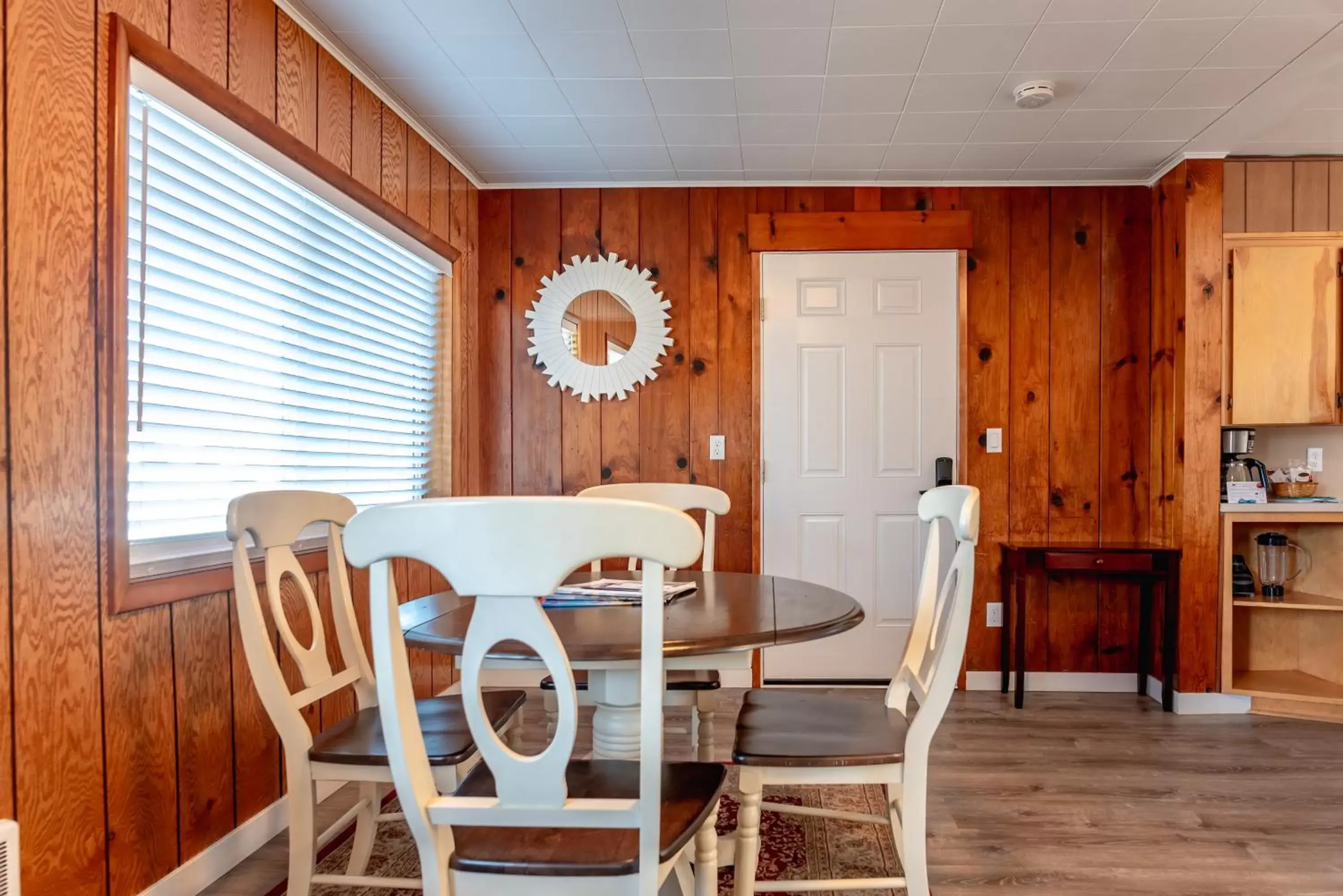 Dining Area in Terimore Lodging by the Sea