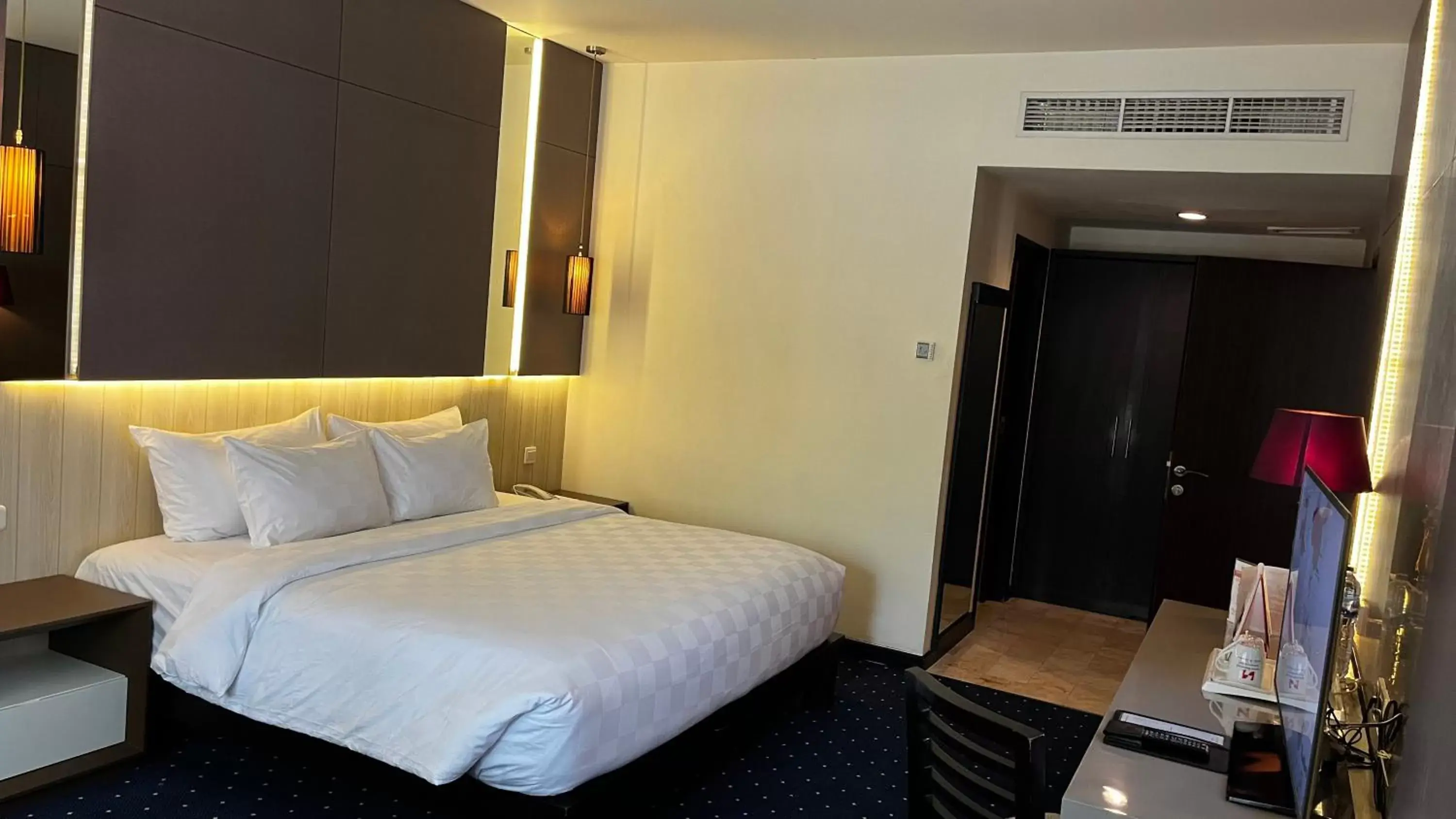 View (from property/room), Bed in Swiss-Belhotel Silae Palu