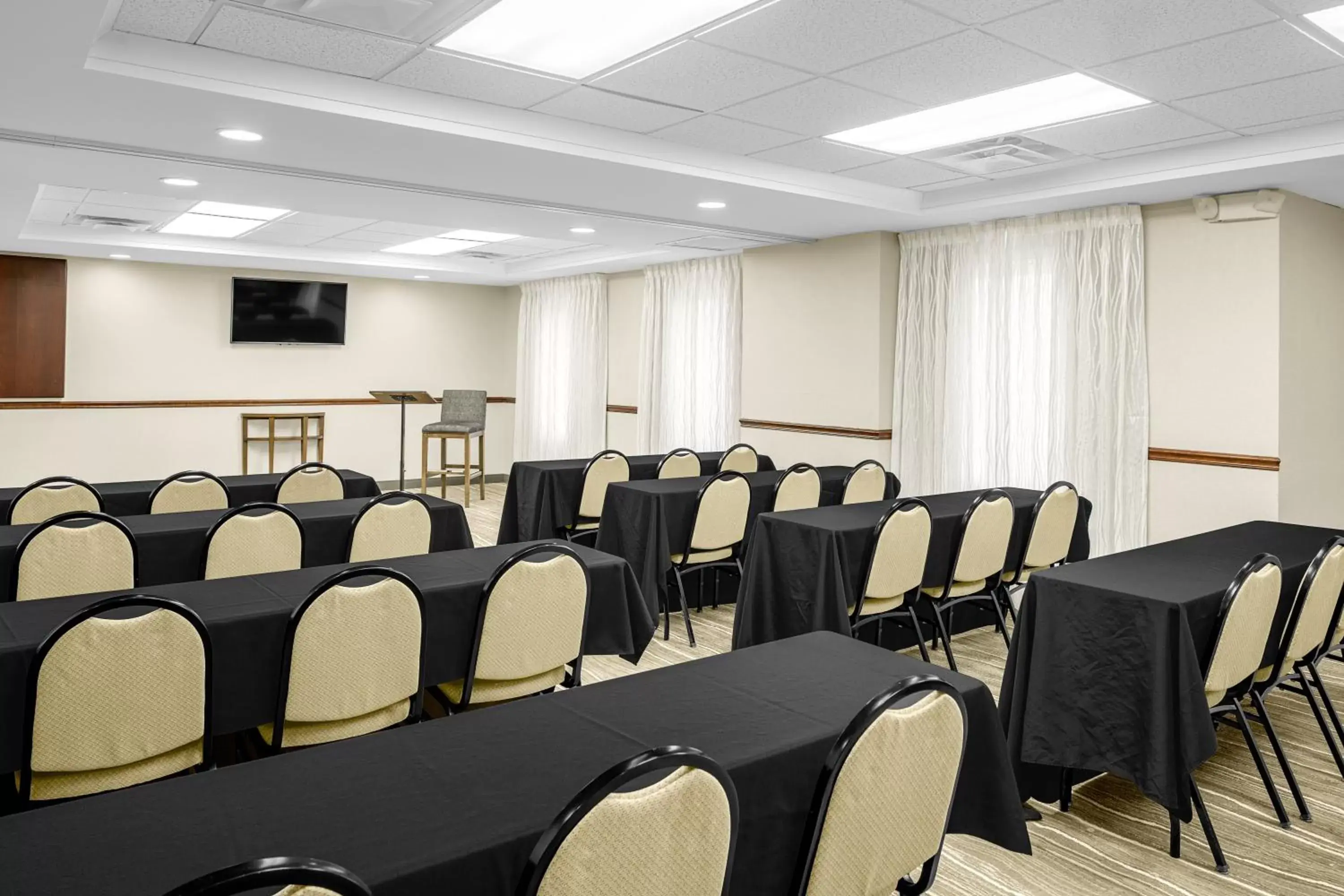 Meeting/conference room in Staybridge Suites Chattanooga-Hamilton Place, an IHG Hotel