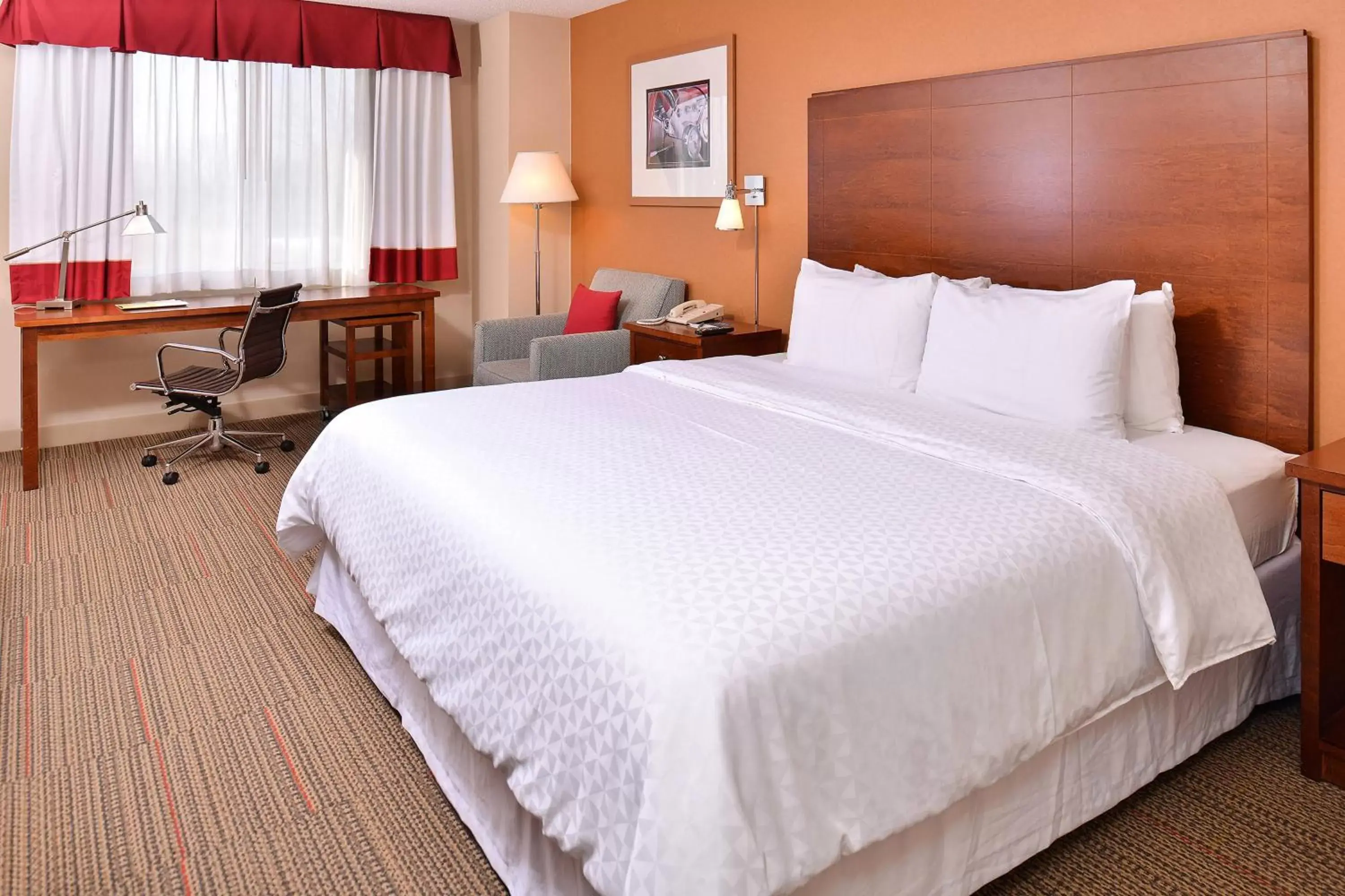 Photo of the whole room, Bed in Four Points by Sheraton Detroit Metro Airport