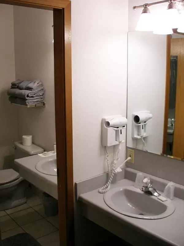 Bathroom in Edgewater Inn and Suites