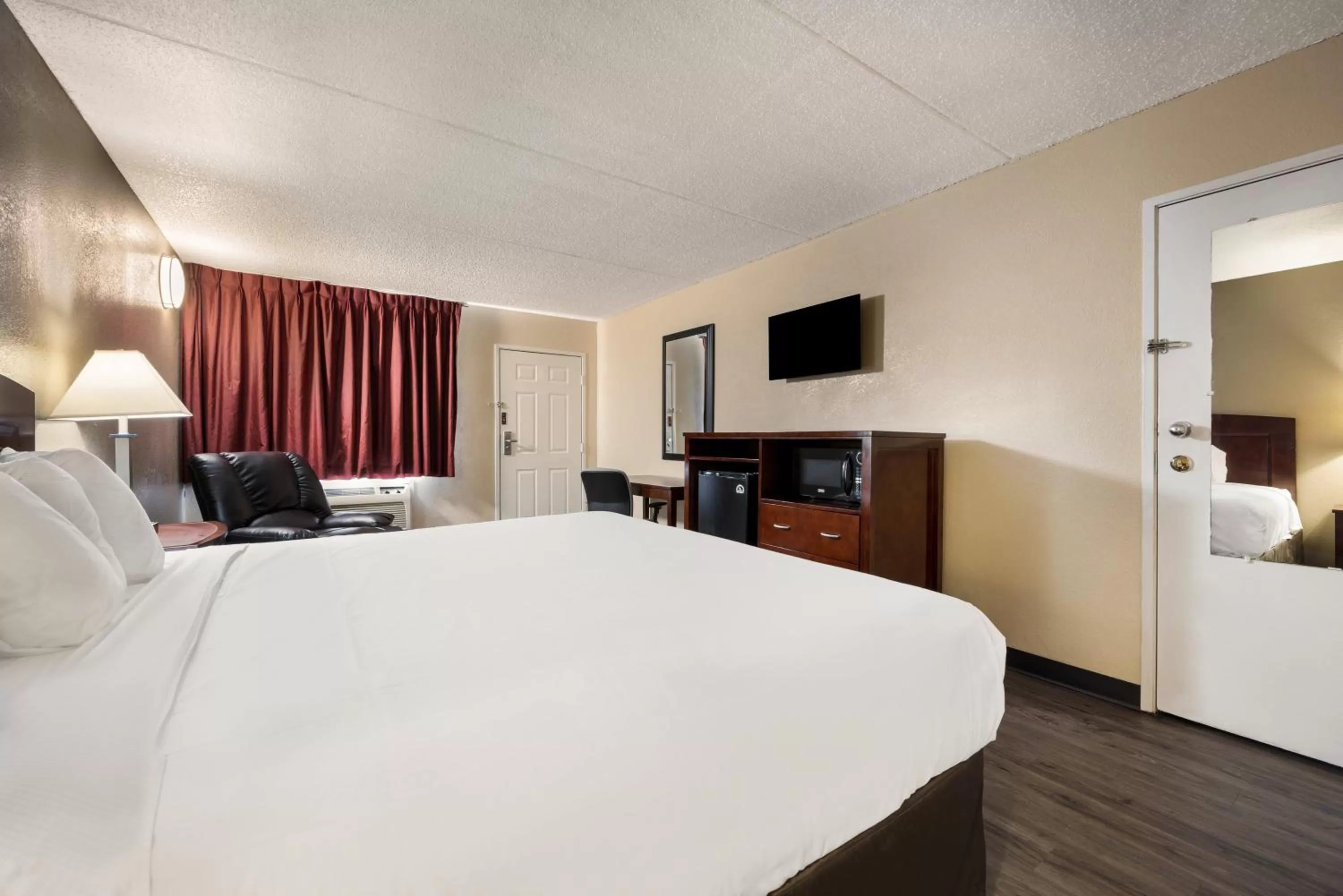 Bed in Knights Inn College Station