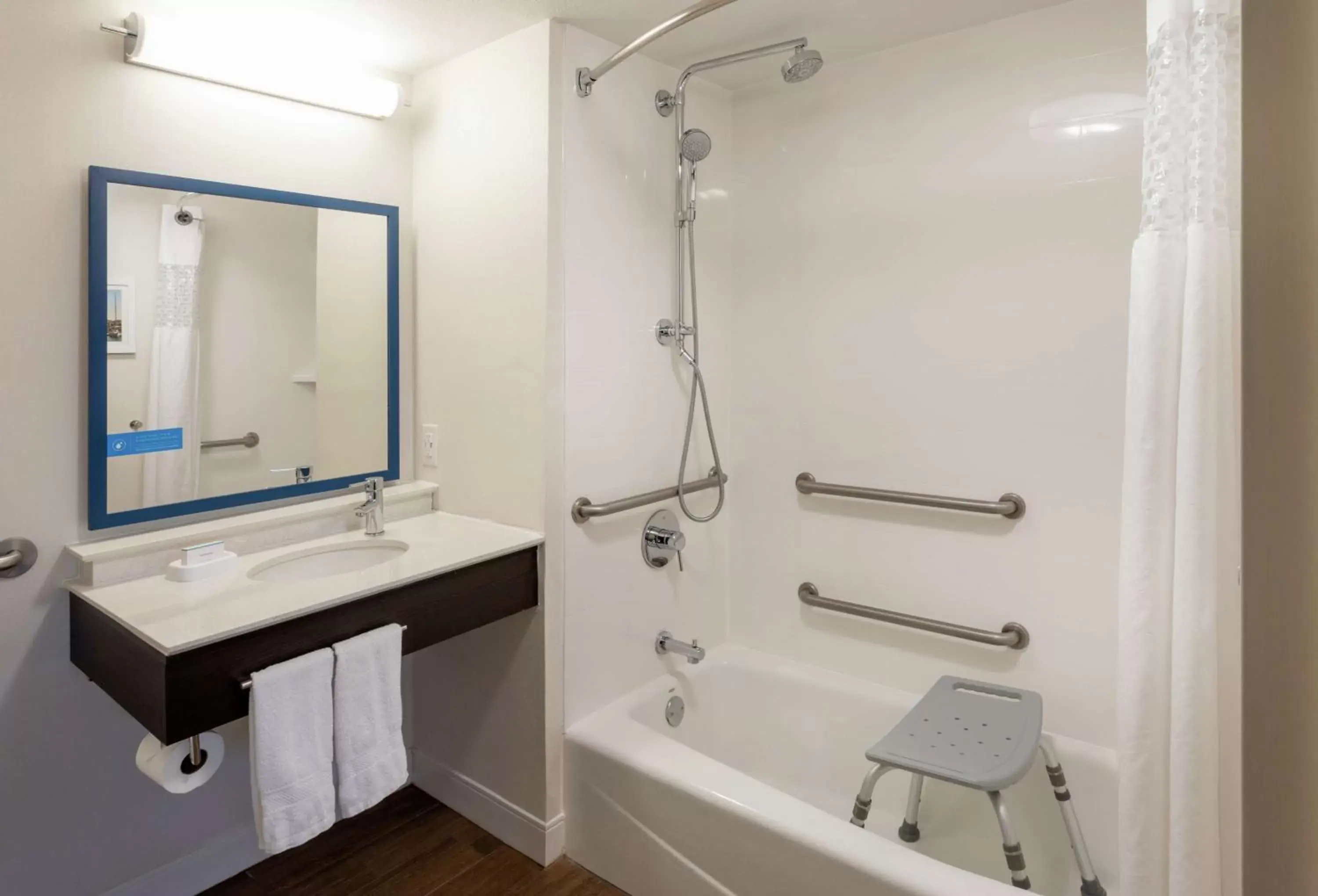 Queen Room with Mobility/Hearing Accessible Tub - Non-Smoking in Hampton Inn Minneapolis/Eagan Queen Room with Mobility/Hearing Accessible Tub - Non-Smoking in Hampton Inn Minneapolis/Eagan