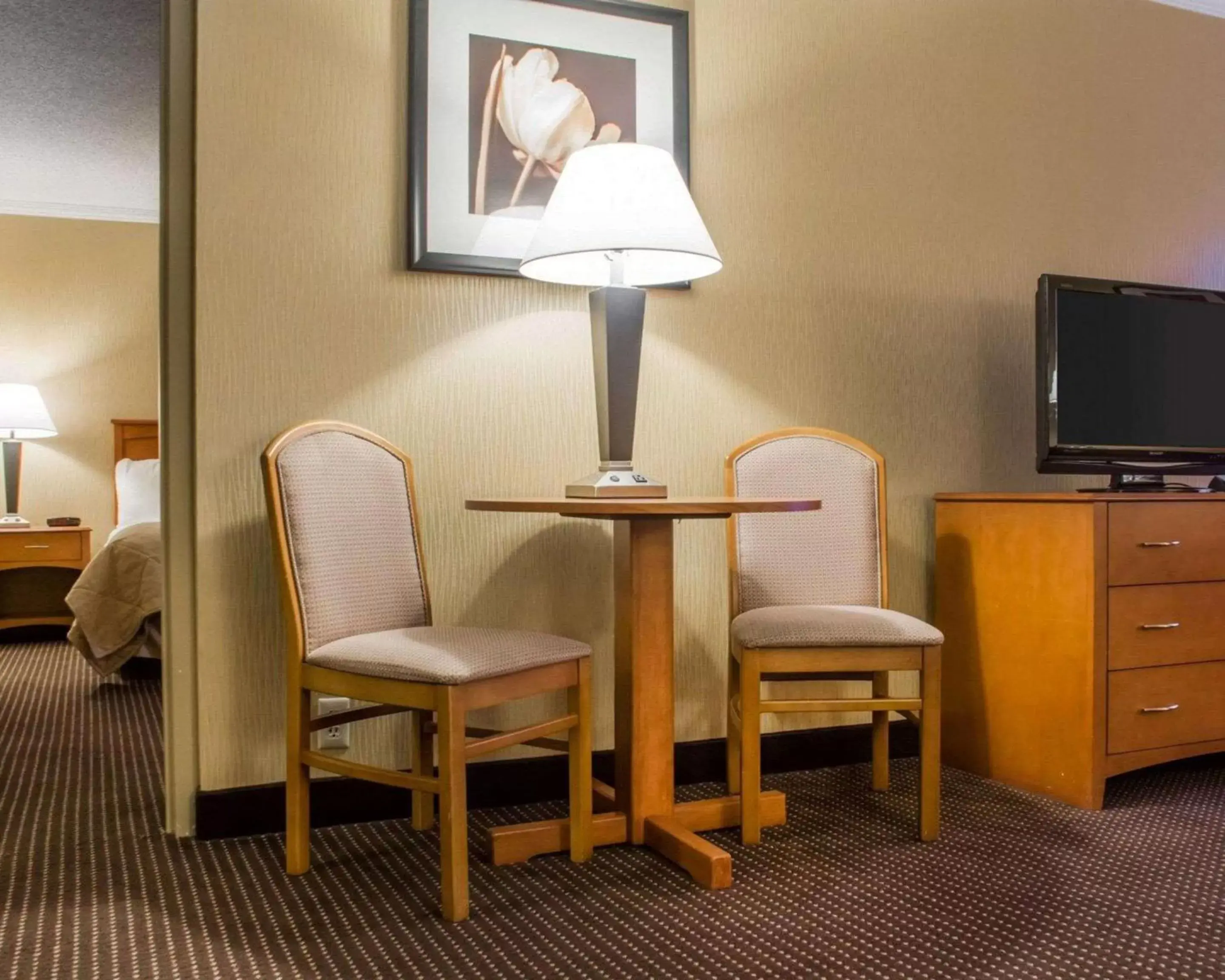 Photo of the whole room, Seating Area in Clarion Hotel & Suites Riverfront Oswego