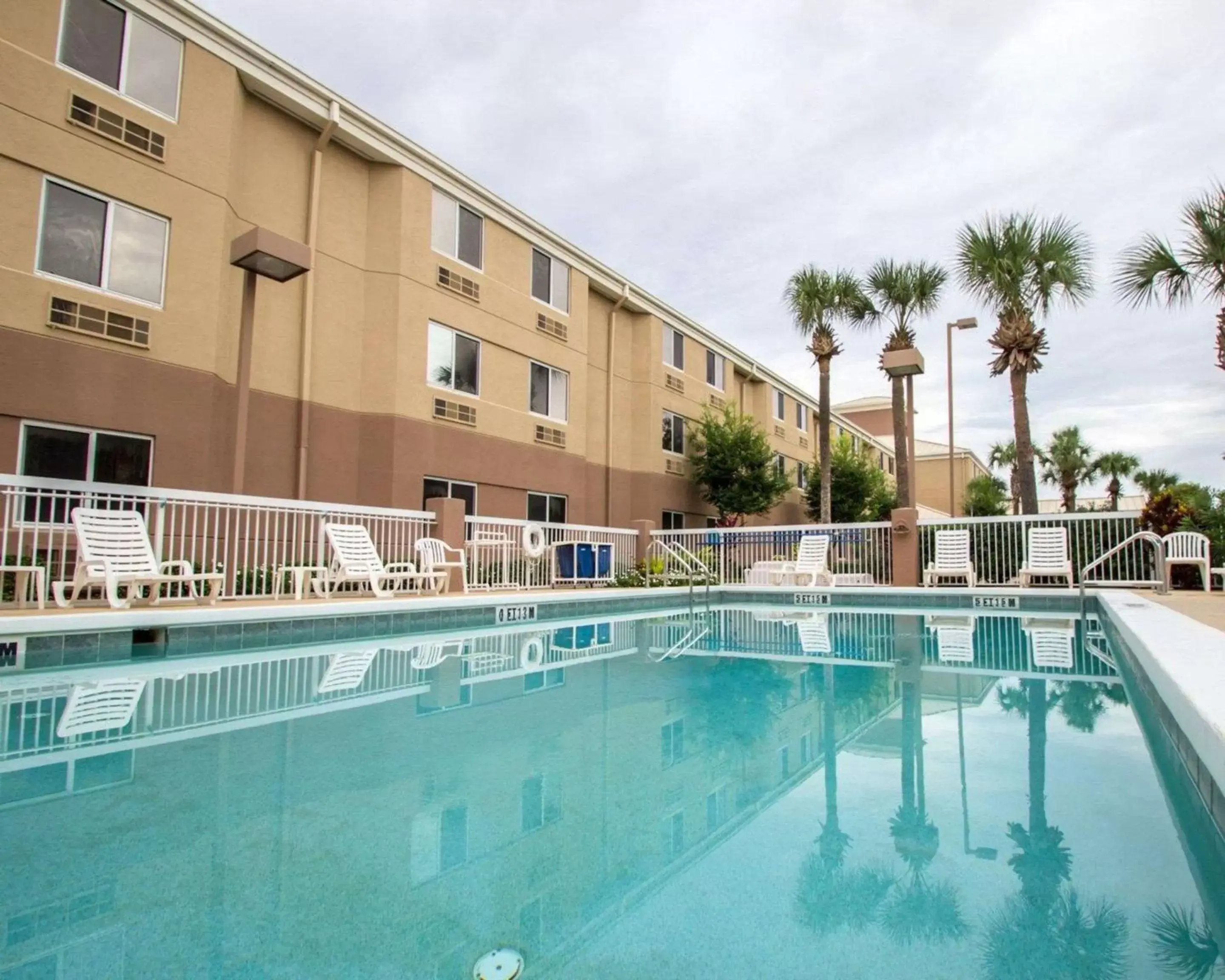 Swimming pool in Sleep Inn Ormond Beach - Daytona Swimming pool in Sleep Inn Ormond Beach - Daytona