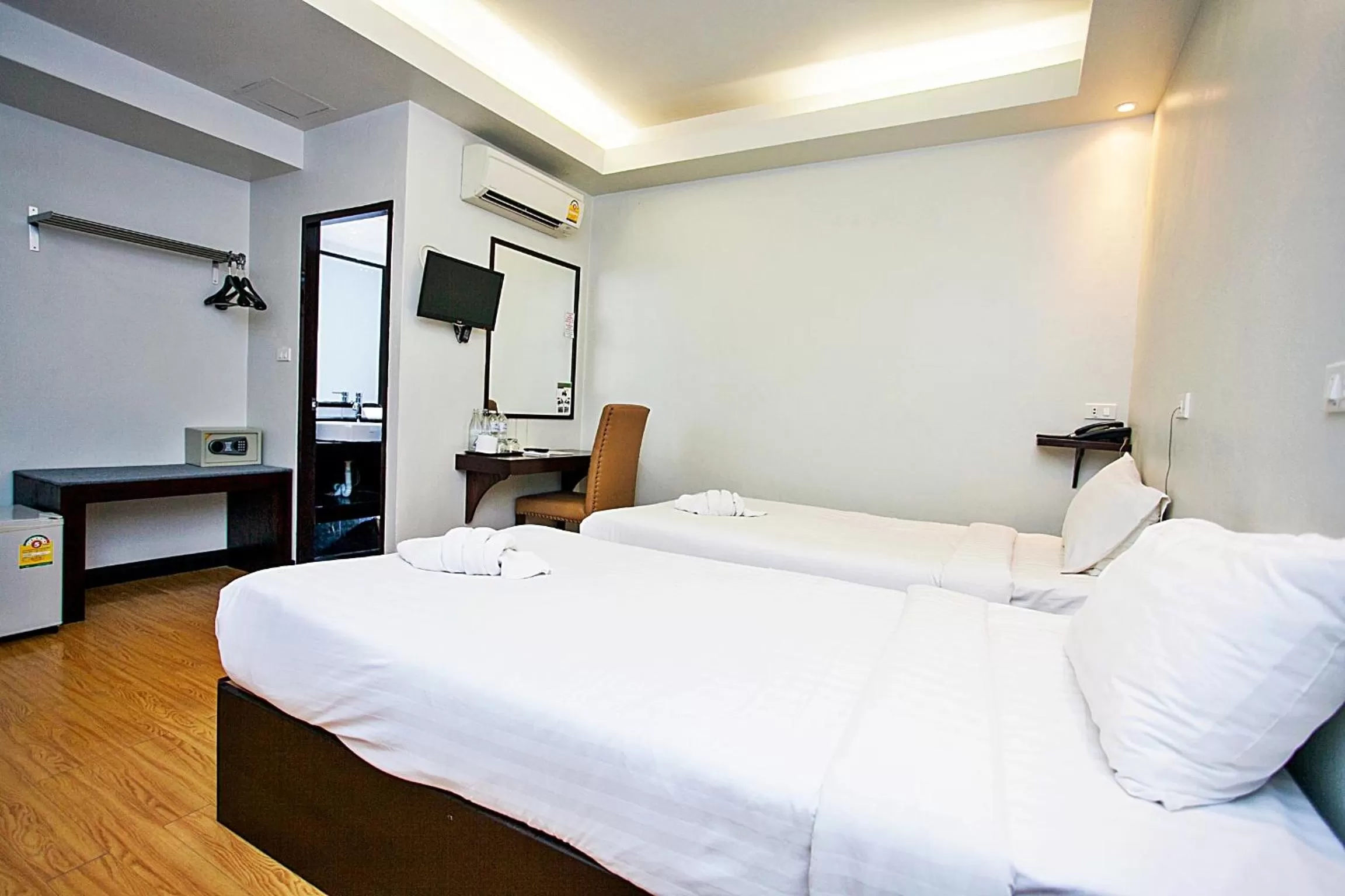 Photo of the whole room, Bed in Basic Line Hotel @ Loikroh