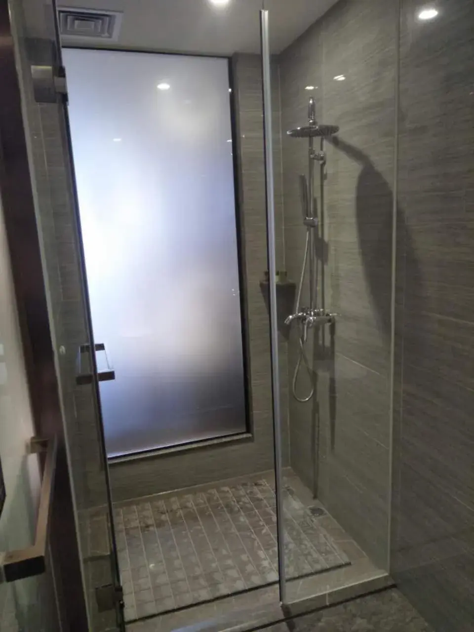 Bathroom in INSAIL Hotel (Shenzhen Dongmen Branch)