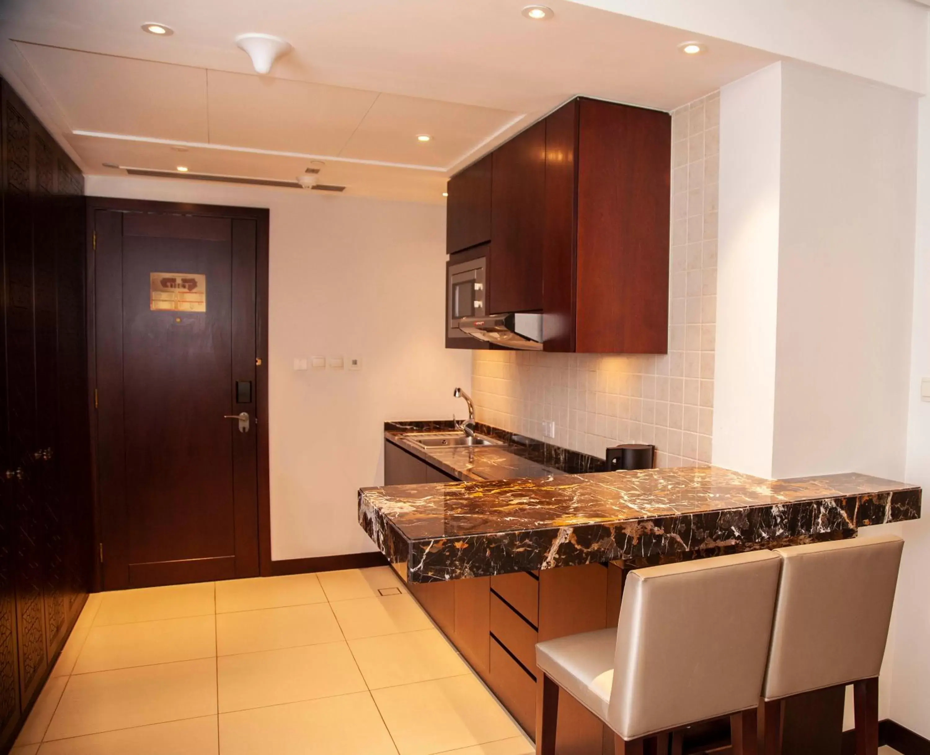 Kitchen/Kitchenette in Bab Al Qasr Hotel