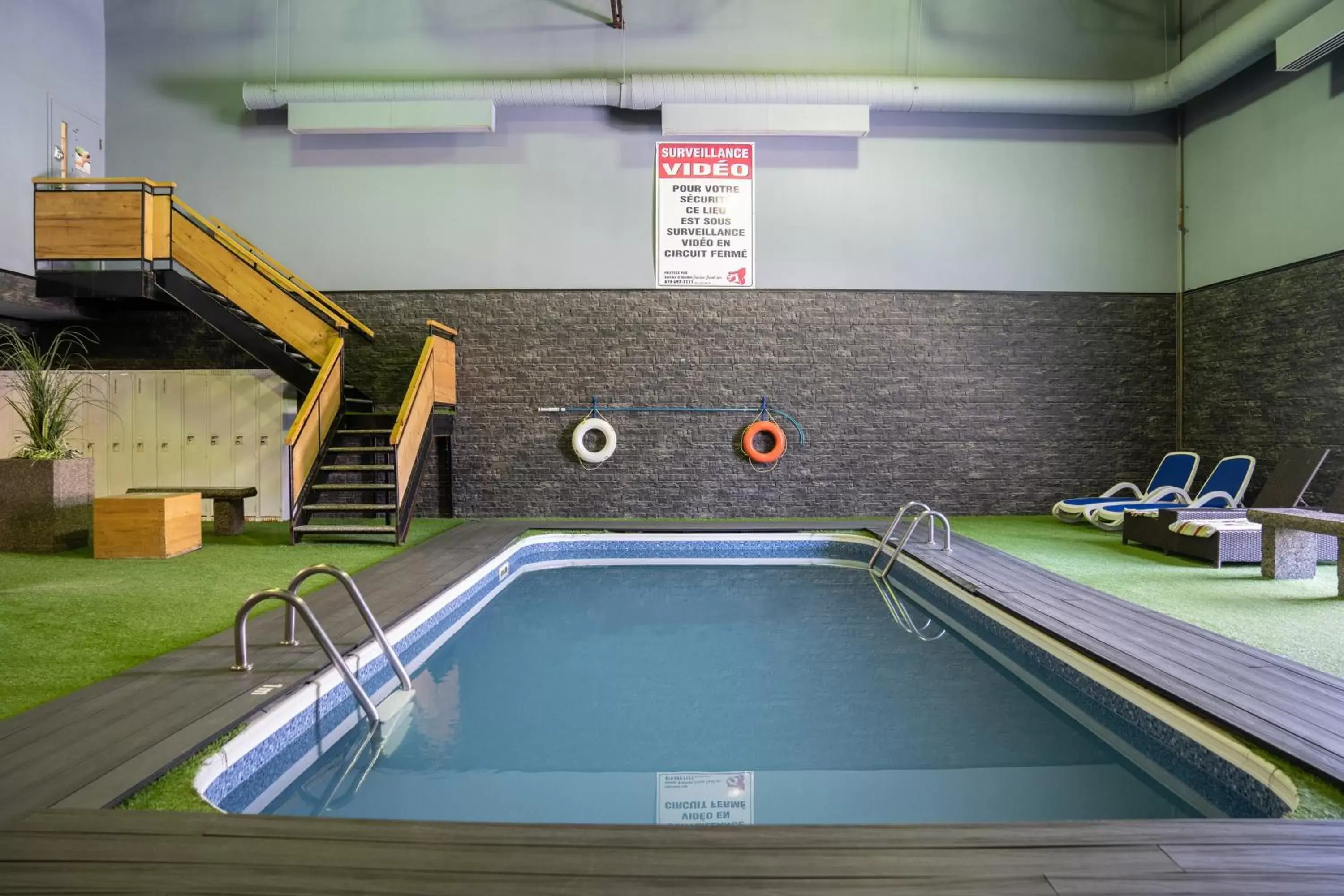 Swimming Pool in Hôtel Énergie Shawinigan