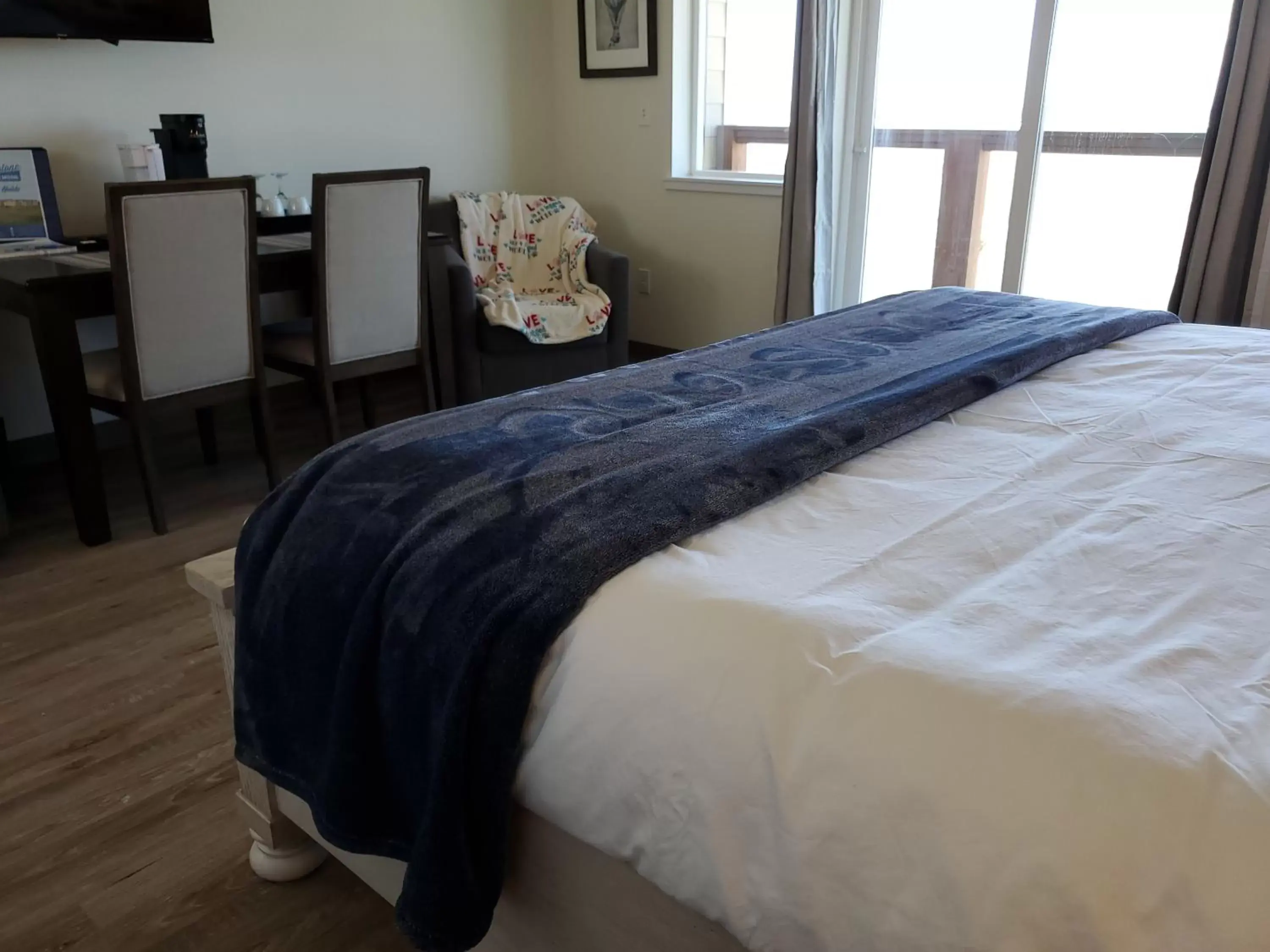 Bed in Moonstone Beach Motel