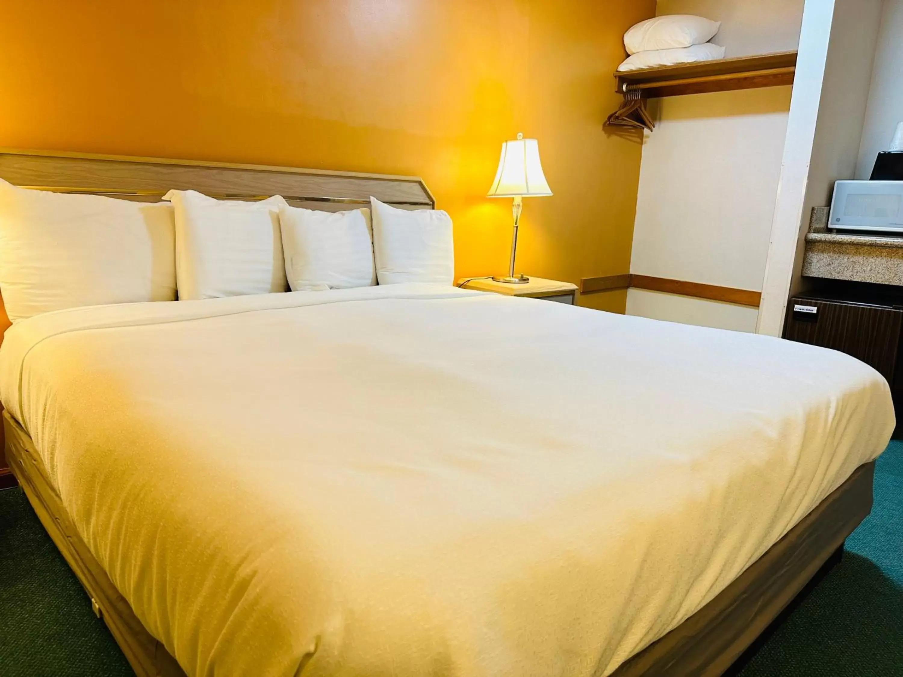 Bed in Timberland Inn & Suites